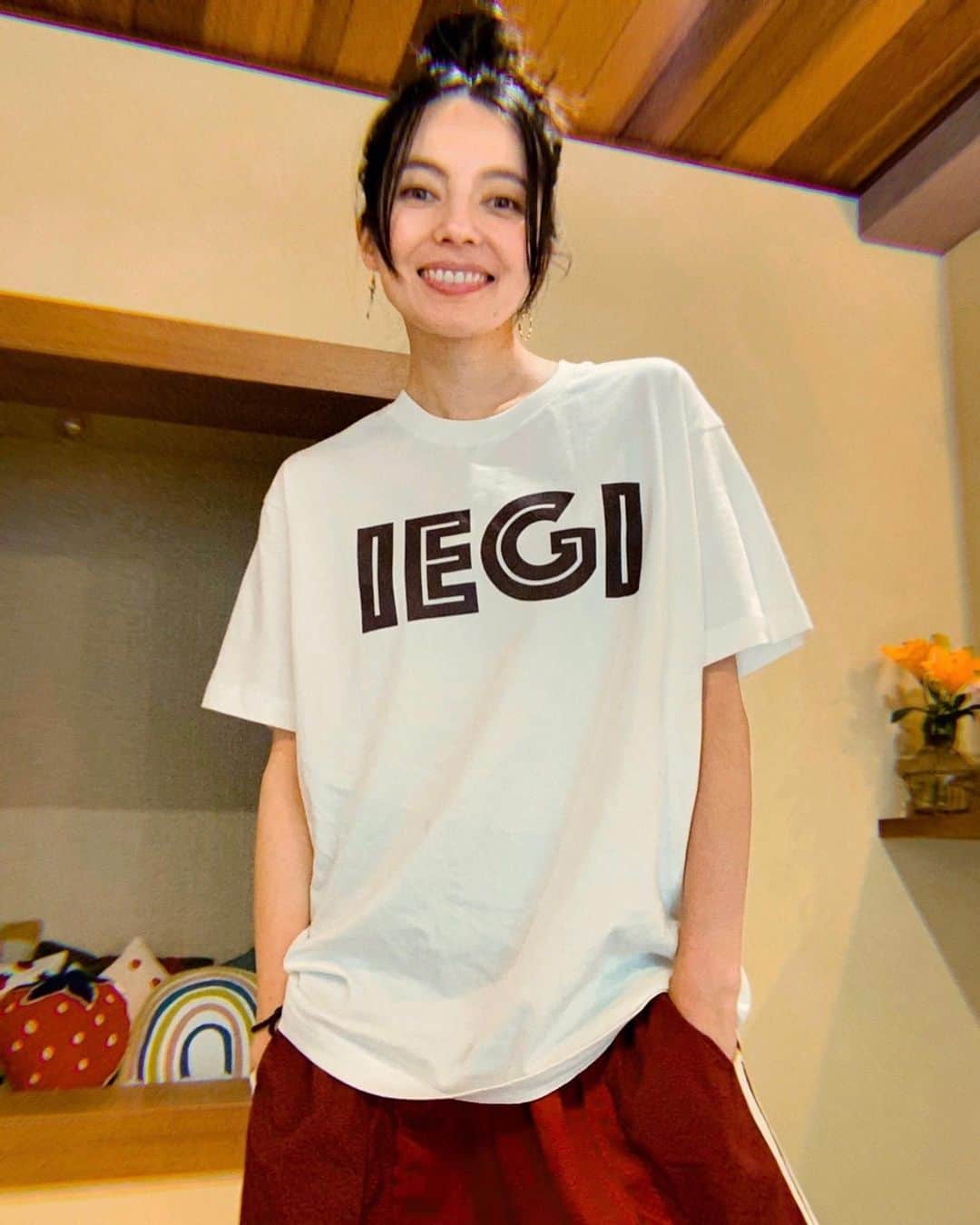 ベッキーのインスタグラム：「あの！ ヴィレッジヴァンガードとコラボしましたーーー🌈🐬🍔🏝️ 色々と雑貨を作りました。  まずこちらは“家着”Tシャツ。 家着に“IEGI”って書きたかったんです。 オーガニックコットンで、キッズサイズもあります。  本日から受注販売スタート 期間限定なのでお見逃しなく！ (店舗販売は予定なしです😭) YouTubeですべてのアイテム紹介してるので詳細知りたい方はそちらをぜひ♡  ベツキイ　で検索してね！」
