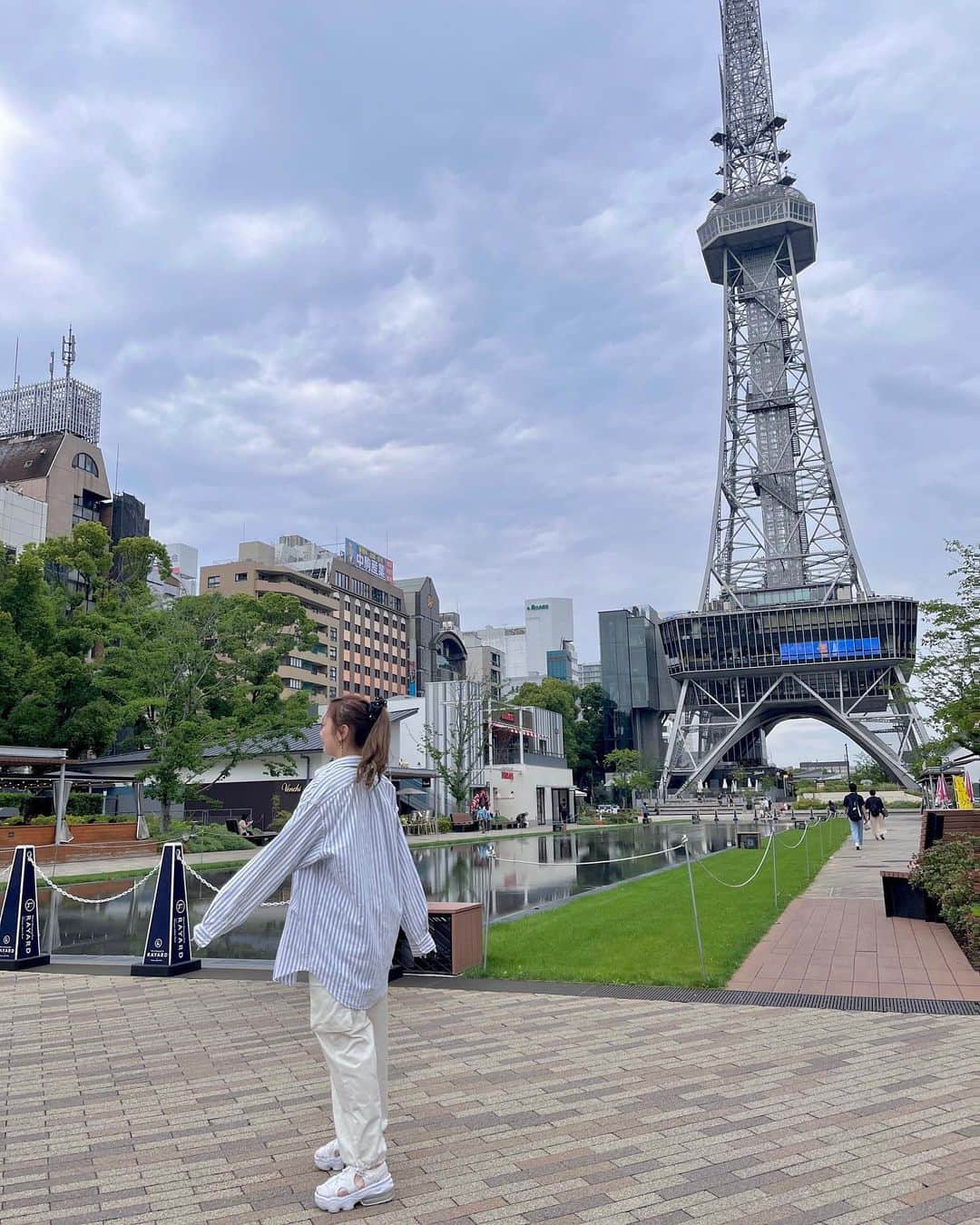 松本慈子のインスタグラム：「* エミリーパリへ行くのお気に入りTシャツに流行りのカーゴパンツ履いて古着のシャツを羽織ってオールバックで出かけた楽ちんコーデの日💖」
