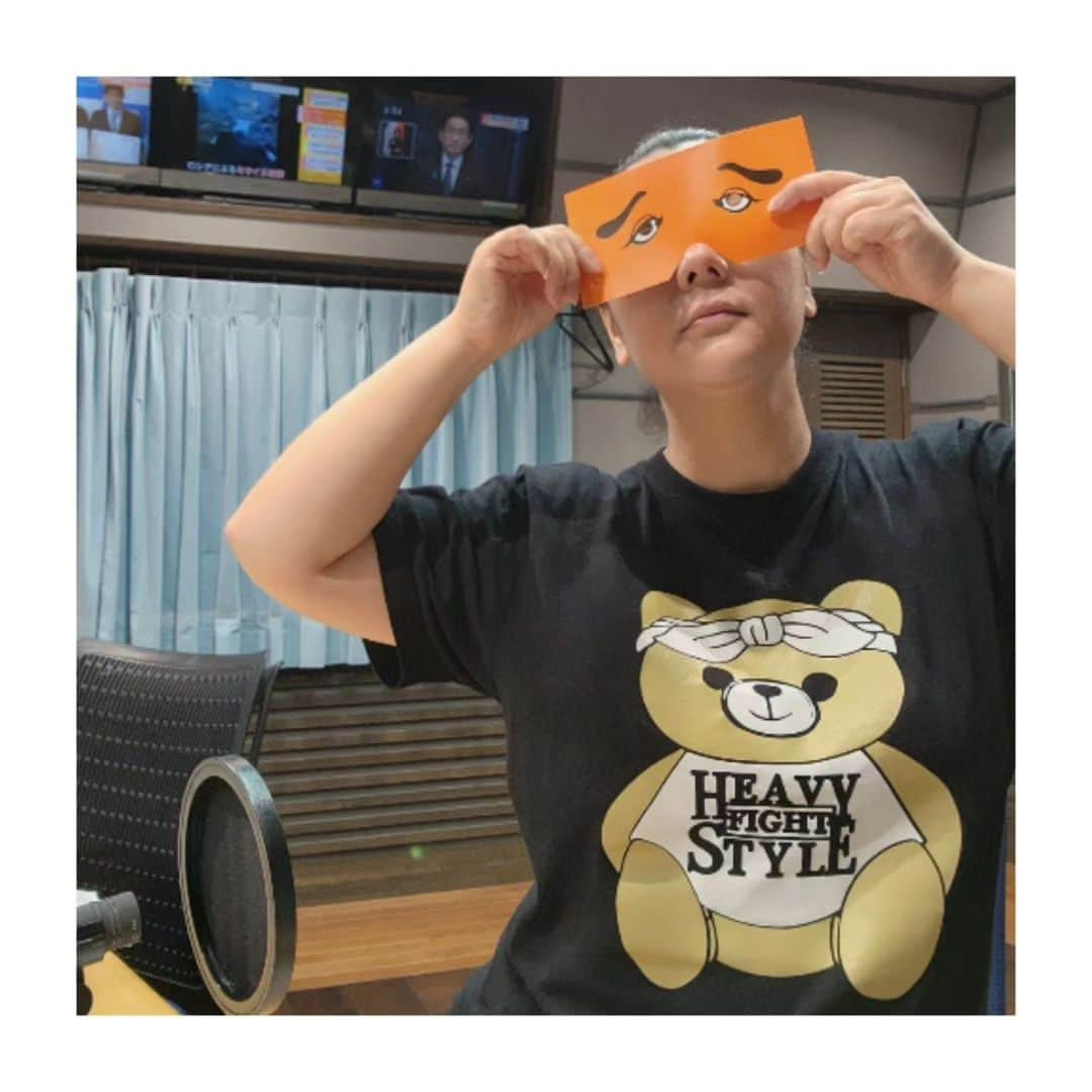 ジェーン・スーのインスタグラム：「もう6月半ばじゃん！！今年はなにか新しいことをやりたいと思ってたのに、あっという間に半年過ぎた。信じられない。  そう言えば、あさイチのおかげで「闘いの庭……」以外のさまざまな自著にも重版がかかり、ありがたい気持ちでいっぱいです。テレビすごいなーというね。  でも、私はやっぱりラジオとPodcastと書く人って感じ。ぜんぶ化粧しないでやれるとこが最高なんだよ。テレビはなにか特別なタイミングにまた声を掛けてもらえたら。  最初の本を出して10年記念のリアルイベントなのかインスタライブなのか、なんかやらなきゃ。手伝いますと声かけてくださる方もいて、ありがたいです。  これ着てるとTシャツかわいいどこのですかってDMたくさんもらうんだけど、プロレスラーの橋本友彦選手のグッズだよ。かわいいね🐻」