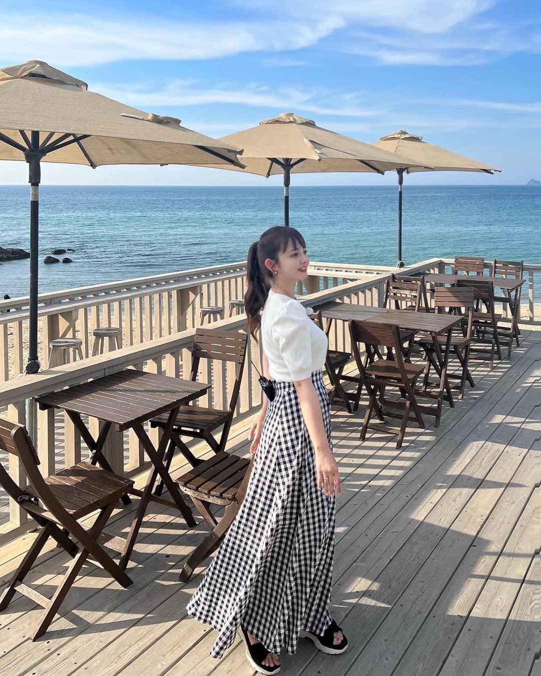 横山紗弓のインスタグラム：「今日は夏らしいロケでした🏖 スカートは @sakishima_tokyo_closet  ギンガムチェックのロング丈が揺れるのが とっても可愛かったです♡ #sakishimatokyo #zozotown」