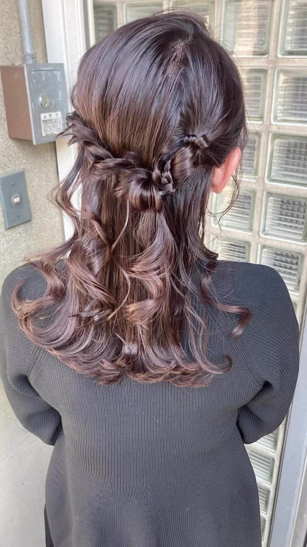 カワノ ヨウヘイのインスタグラム：「✴︎ 大人カワイイハーフアップ✨✨ ✴︎ 暗めの髪でも可愛く✨ ポイントは質感と引き出し具合です✨✨ ✴︎ ボクのオンラインサロンで全編公開ですのでよろしくお願いします✨✨✨ ✴︎ ✴︎  ✴︎ ✴︎  GATE.（月火土） 大阪市北区堂山町1-5 B1 ✴︎ TRUNK（水木金日） 大阪市西淀川区野里3-2-19 1F ✴︎ 大人カワイイカラーとヘアアレンジで最高に可愛くさせていただきます✨ ✴︎ ダメージレスなブリーチに透明感あるカラーが得意でお仕事の都合で明るくできない方にも最適なカラーをオススメします✨ ✴︎ 質問や気になることはお気軽にDMしてください。  #大阪美容室#大阪美容師#梅田ヘアアレンジ#御幣島ヘアアレンジ#インナーカラー#デートアレンジ#カジュアルヘアアレンジ#ヘアアレンジ#梅田美容室」