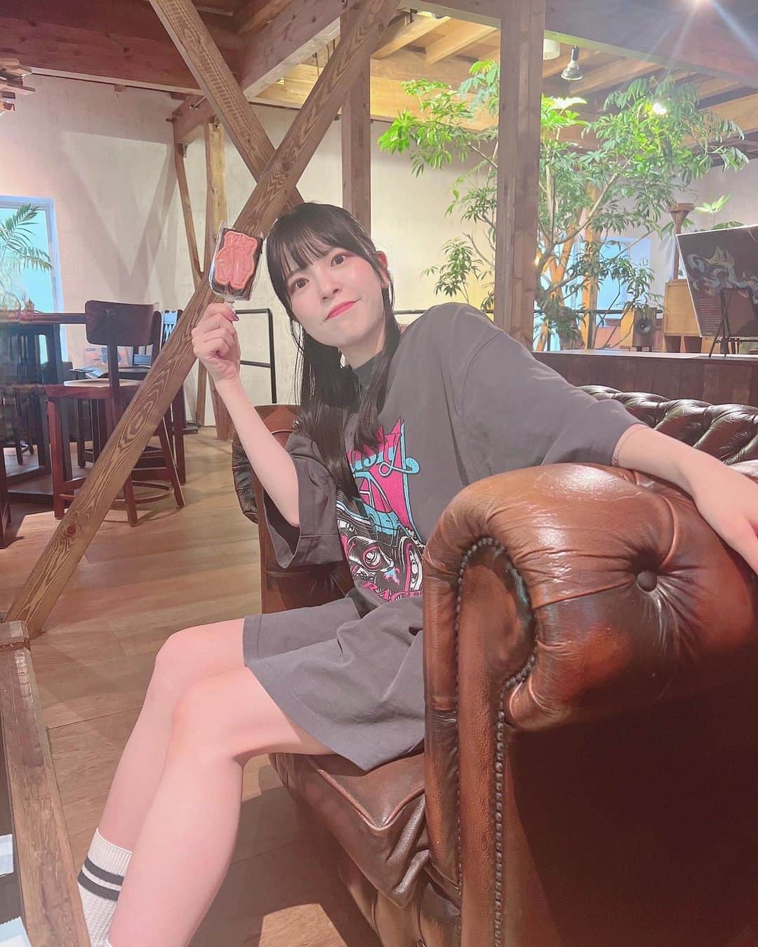 松崎博香のインスタグラム：「🧸  くまをゲットした🫶🏻 ちなみに手に持ってるのはブラウニーだよ🍫 　 みんなはブラウニー好き？☺︎ 　 #STARMARIE #スタマリ #instagood #instagram #instalike #instadaily #selfie #me #like #셀카 #셀피 #맞팔 #좋아요 #좋아 #맞좋 #오오티디 #fyp #カフェ #selca #เซลฟี่ #카페 #신오쿠보 #오오티디 #ootd #新大久保カフェ」