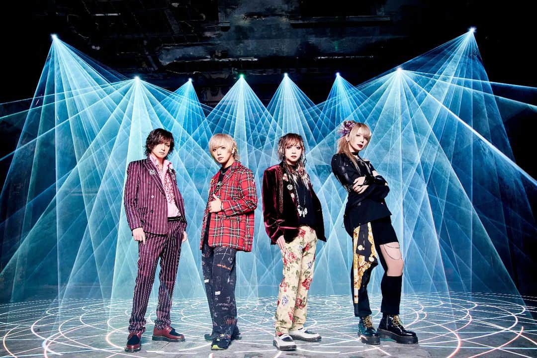 HIROのインスタグラム：「FEST VAINQUEUR New Look Released!!  FEST VAINQUEUR ONLINE STOREにて 『KALEIDOSCOPE』CD2種発売開始💿  本日からツアースタート！リリイベも共に開催してます🔥  https://fv-onlinestore.com/  #release  #cd  #rock  #metal #聞いてや」
