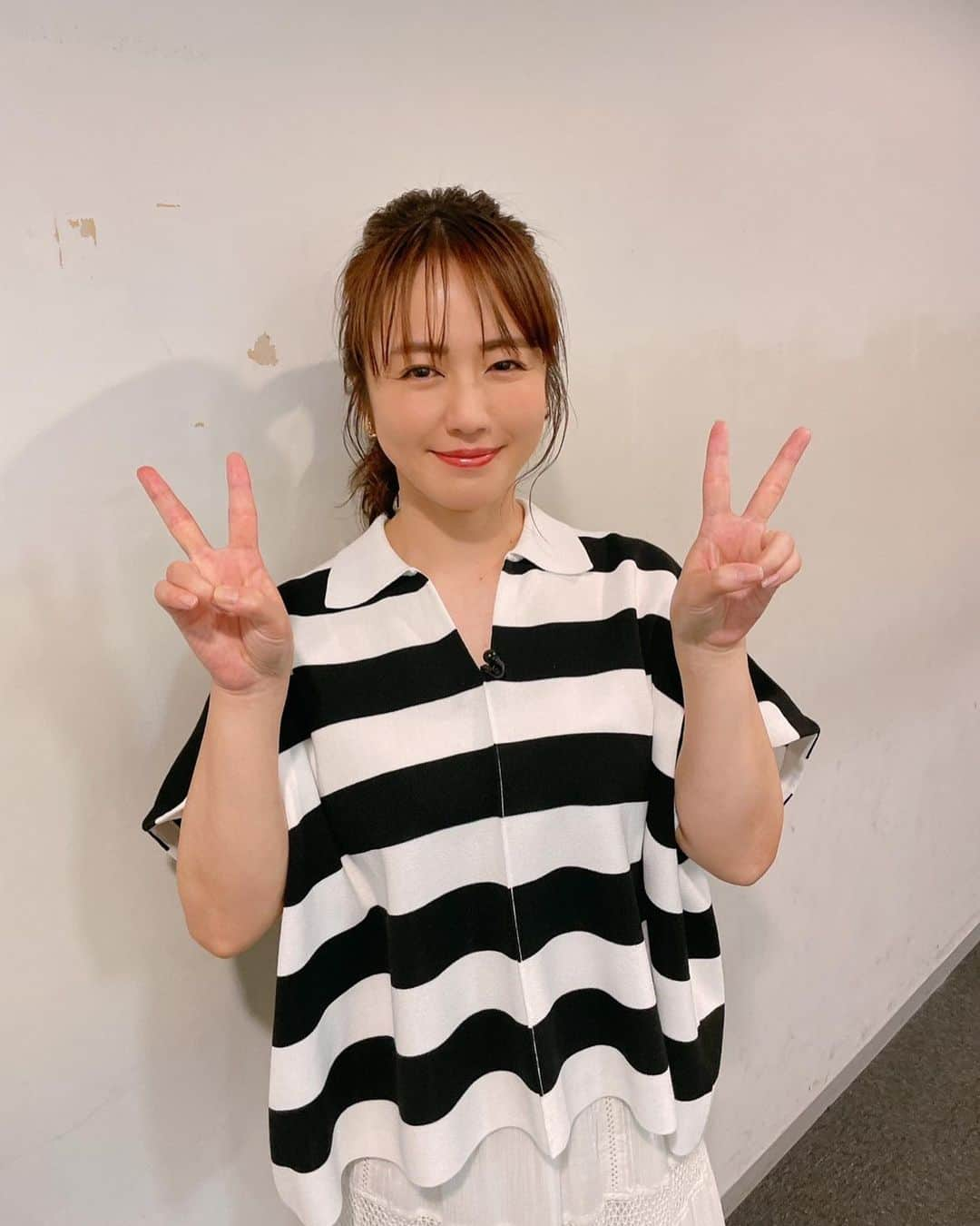 磯山さやかのインスタグラム：「6月17日(土)13時〜 関西テレビ『ウラマヨ！』に 出演させていただきます！！ 【梅雨の悩みを撃退！洗濯の裏技SP】 タメになる事ばかり！！  関西テレビ「ウラマヨ」 ボーダートップス、スカート　@micaanddeal_official   ブラウス　@kobe_lettuce  スカート　@micaanddeal_official」