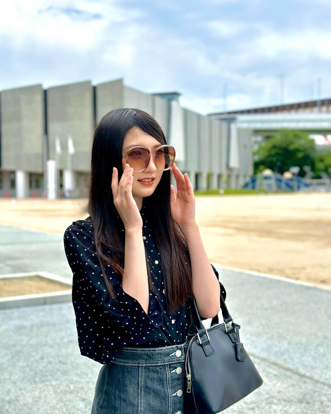 塩月希依音のインスタグラム：「ヾ(●ε●)ノ  サングラスは大きめ派👀  #サングラス#サングラス女子 #サングラスコーデ #jk#ljk #05#05년생 #05line」