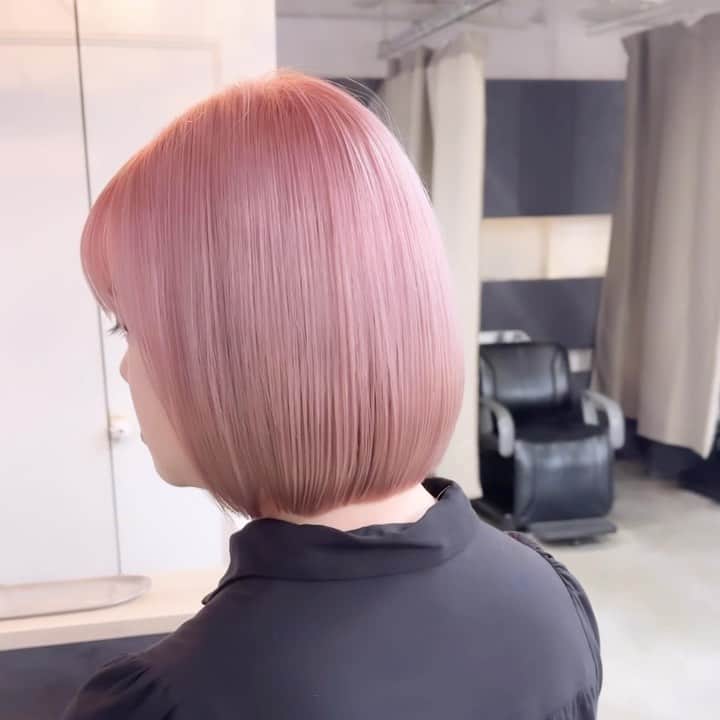 阪下裕紀のインスタグラム：「✨ダメージレスブリーチ✨ ⁡ ⁡ 🎨カラーが不安な方必見🎨 自分史上最高のヘアスタイルとサラツヤヘア😍 ⁡ 是非お気に入りなスタイルはいいね👍保存お願い致します♪良ければフォローもお願い致します😍 ⁡ 最高の髪質改善トリートメント出来ました\(//∇//)\ 顧客のお客様から新規のお客様まで初回は¥10000となっております◎ 是非体感してください\(//∇//)\ ⁡ ※僕が載せてるオリジナルダメージレスブリーチは僕にしかできません！！ ⁡ ⁡ 独自の方法と薬剤を使用している特殊技術です。 いいなぁと思ったらいいね押してくれると喜びます😆⭕️ ⁡ 来店されるときは 髪型を @yuki__sakashitaのラインナップから好きなスタイルを保存して見せてくださいね😍 ⁡ あとは、髪の状態や似合わせであなたに似合う髪型、カラーをご提案させていただきます。 ⁡ 🉐新規クーポン🉐 カット＋ダブルカラー+トリートメント　¥16800- カット＋ケアカラー＋髪質改善　¥18500- 髪質改善　　　　　　　　　　　¥10000- ⁡ ⁡ 🐥良くある質問🐥 Q.カラーのもちは？ A.デザインカラー(ハイライト、バレイヤージュetc)は2〜3ヶ月 ブリーチカラー(全頭ブリーチ、インナーカラー)1〜2ヶ月 Q.オリジナルダメージレスブリーチとはなんですか？ A.僕にしかできないトリートメントとブリーチを配合➕前処理トリートメント、アフタートリートメント髪のダメージレベルを見極めて調合します。 Q.どんな髪質でも大丈夫ですか？ すでに過度のダメージがあったり、黒染め履歴がある場合は希望のカラーにするためのプロセスが異なる場合があります。 その場合でも最善の提案をさせていただきます。 Q.髪質改善はどんな髪でも出来ますか？ ブリーチしてる方からしてない方まで幅広く対応できます！ 軟毛〜普通毛　一回で感動レベル🥺 硬毛、癖毛　1〜2回で完璧に仕上げます！ Q.髪質改善のもちは？ 1ヶ月以上です✨ もちろん繰り返すほど定着しやすくなりもっとモチも良くなります^ ^ ⁡ 👑カラースペシャリスト👑 ✂️ダメージ90%OFFのブリーチができる ✂️豊富な経験で失敗しないカラーができる ✂️年間1000人以上担当している実績 ⁡ 🔱カラーの失敗が心配な人でも大丈夫🔱 僕のオリジナルダメージレスブリーチは他店ではマネ出来ないやり方です。✨ カラーなら僕にお任せください💗 今までのブリーチに比べて圧倒的にダメージレス、ツヤツヤカラーを楽しめます。 豊富な経験によるカラー知識であなたの なりたいカラー叶えます✨ ⁡ ✂️痛みたくない ✂️可愛いカラーになりたい ✂️デザインカラーを楽しみたい ✂️手触り良くしたい ✂️透明感が欲しい ✂️赤みオレンジ味を無くしたい カラーが不安な方は一度カラー美容師阪下までご相談ください😆 ⁡ 👑丁寧なマンツーマン接客👑 お客様を1人1人幸せにしたいという想いから 1人1人マンツーマンで接客させていただいてます😄一緒にステキな髪型作りましょう ⁡ 丁寧な接客と技術でお客様に少しでも素敵な 時間を過ごして頂けると嬉しいです。 ⁡ このインスタをみて好感を持ってもらい僕に髪の毛を任せてもらえるようでしたらお客様に喜んで頂けるよう全力で綺麗にさせていただきます✨ ⁡ ご予約ご相談は 🕴トップのURLまたはDM 担当:阪下裕紀 ⁡ 住所 東京都渋谷区神宮前4-26-2守谷ビル2F アクセス ⁡ 千代田線 明治神宮前駅 徒歩5分 副都心線 明治神宮前駅 徒歩5分 JR原宿駅　徒歩7分 東京メトロ　表参道駅　徒歩7分 ⁡ ⁡」