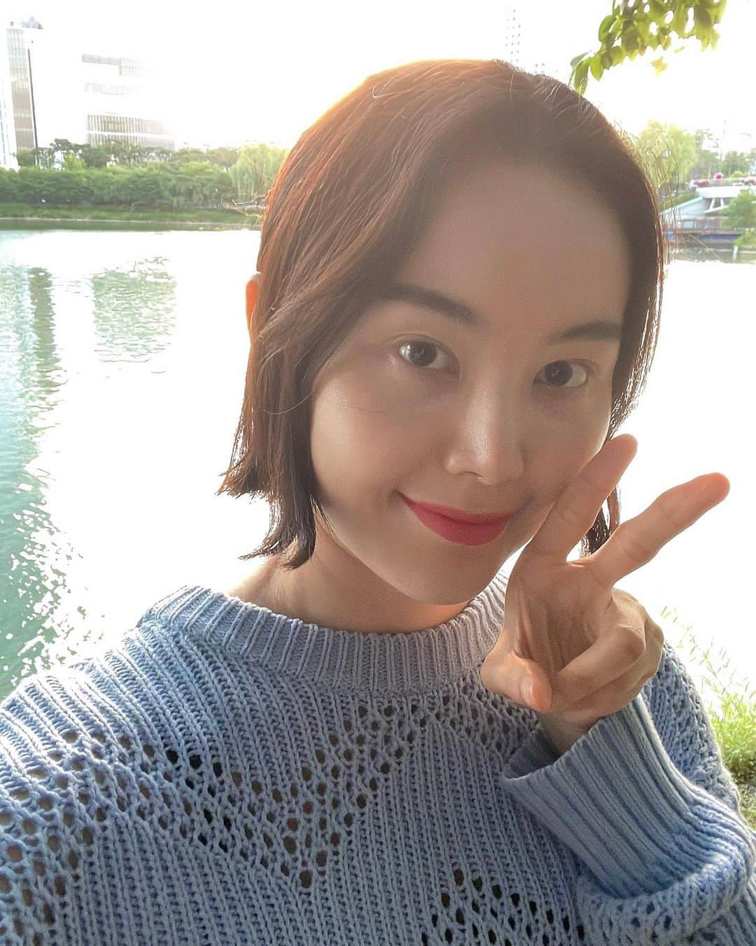 ミリョのインスタグラム：「🤗🏃‍♀️ #석촌호수 풍경 좋다~ 날씨도 좋구☀️ 책 읽으려고 왔다가 사진만 찍고 가는 듯ㅎ」