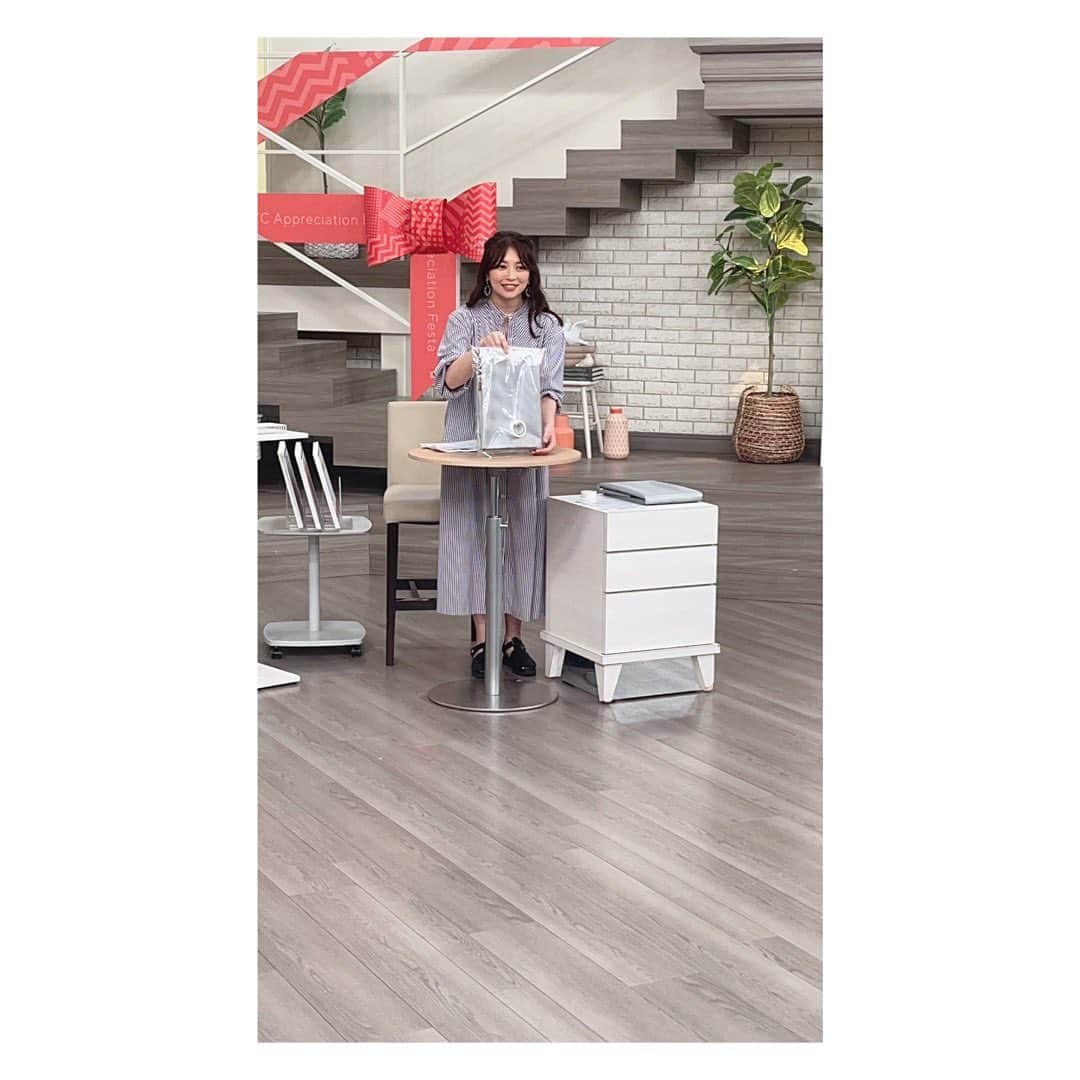 大久保涼香さんのインスタグラム写真 - (大久保涼香Instagram)「* * * 仕事中の写真って撮る機会がなく。  そこできょうはお願いして 色々撮ってもらいました！ ⁡  優しい方たちに囲まれているなぁと 改めて実感。 ⁡ 感謝の日々です。  さて、きょうは金曜日ですね。 皆さん1週間お疲れさまでした！  週末も暑くなりそう☀️ 暑さ対策グッズはぜひQVCで😌  ******************************** #qvcjapan #navigator  #workday #hairmake #longonepiece #theworkingplace #qvcジャパン #ナビゲーター  #ロングワンピース #仕事風景 #生放送 #色々な角度から撮影 #感謝 #お仕事 #フリーアナウンサー」6月16日 21時33分 - sayaka_okubo