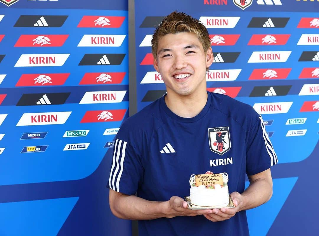 堂安律のインスタグラム：「25歳になりました！ 20歳の時に初めて日本代表に選んでもらいたくさん成長させてもらったこの環境で誕生日を迎えることができ嬉しく思います。 25歳の初戦が20日古巣のガンバ大阪のスタジアムでプレイ出来ることも何かの縁かな。 たくさんのメッセージありがとうございました！」