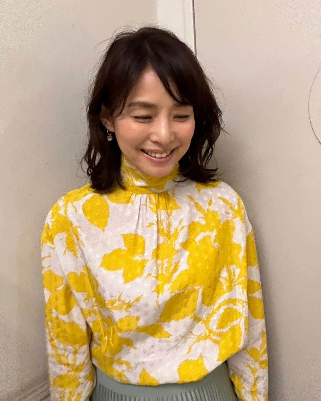 石田ゆり子さんのインスタグラム写真 - (石田ゆり子Instagram)「お知らせです。 (いつもお知らせが遅くてすみません😭) 「転職の魔王様」 フジテレビ系　連続ドラマ 7/17 (月) 22:00〜に 転職エージェントの社長 落合洋子という名前の役で 出演致します。 都知事やら、社長やら、 立場のある役柄が続き、 焦っています👀😭 成田凌さんとは2016年の「逃げるは恥だが役に立つ」以来、初めてご一緒します。 七年ぶり‼️👏🏻 小芝風花さんとは今回が初めましてです👏🏻👀 若いみなさんのパワー、吸い込んで行きたいです。 絶賛撮影中。 この動画は、ポスター撮影の時のものです。何を語っているかは…ご想像にお任せします😁 えーと、たしか、 女優は照明が命だよねという 話をしております。本当にそうなんです😭🙏🏻 #転職の魔王様  #タマティーノ写真館」6月16日 21時35分 - yuriyuri1003