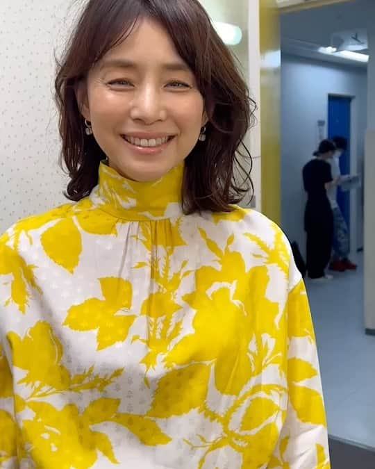 石田ゆり子のインスタグラム：「お知らせです。 (いつもお知らせが遅くてすみません😭) 「転職の魔王様」 フジテレビ系　連続ドラマ 7/17 (月) 22:00〜に 転職エージェントの社長 落合洋子という名前の役で 出演致します。 都知事やら、社長やら、 立場のある役柄が続き、 焦っています👀😭 成田凌さんとは2016年の「逃げるは恥だが役に立つ」以来、初めてご一緒します。 七年ぶり‼️👏🏻 小芝風花さんとは今回が初めましてです👏🏻👀 若いみなさんのパワー、吸い込んで行きたいです。 絶賛撮影中。 この動画は、ポスター撮影の時のものです。何を語っているかは…ご想像にお任せします😁 えーと、たしか、 女優は照明が命だよねという 話をしております。本当にそうなんです😭🙏🏻 #転職の魔王様  #タマティーノ写真館」