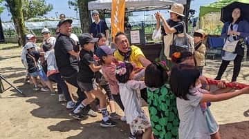 のインスタグラム：「4月に鹿児島県霧島市の照明寺・照明保育園さんで開催された『おはなまつり』  @tas.hiro のサンプラーからのリズムに ベーシストの @nurture_st さんと一緒に生音での ワークショップさせて頂きました〜！！  バードティーチャーもキレキレダンスで 参戦してくれました😁👍  老若男女、全ての年代の方が来場されていて 地元に根付いた素敵なイベントでした！ お花の髪飾りも素晴らしかったです👌  そんな『おはなまつり』の ダイジェスト映像がこちらから見れます ↓↓ @bosenob_syoumyoji   雰囲気 覗いて見てみて下さーい  #本気の綱引き　 #いっぱいの笑顔をありがとう　 #dri_vcoordinationdance  #鹿児島 #霧島市 #照明寺 #脇村映像　#おはなまつり #運動能力向上pjt」