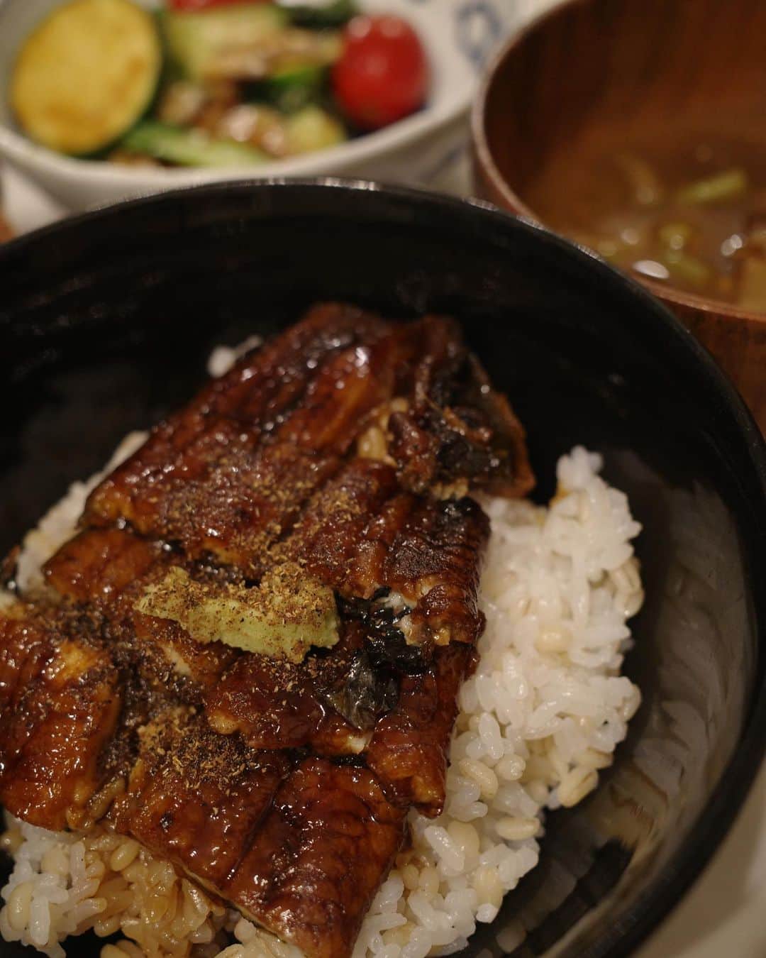 中島ケイカさんのインスタグラム写真 - (中島ケイカInstagram)「旬の食材で毎回変わるお取り寄せメニュー🤍 @ichinomatsu_online   大好きすぎて毎月頼んでる。笑  本当に美味しいし、 料亭の味がそのままら自宅で食べれる。   準備も手間もかからず、 簡単にいただける 大変有り難いお取り寄せです🥺  今回は鰻だそうで、 食べやすいミニ丼も販売してたので そちらも頼みました😊  本当に美味しい。 何食べても美味しい。  今日はミニ丼と酢橘うどん✌🏾  #一乃松 #高級お取り寄せ  #お取り寄せギフト #父の日ギフト #お中元」6月16日 21時37分 - kathy_tan529
