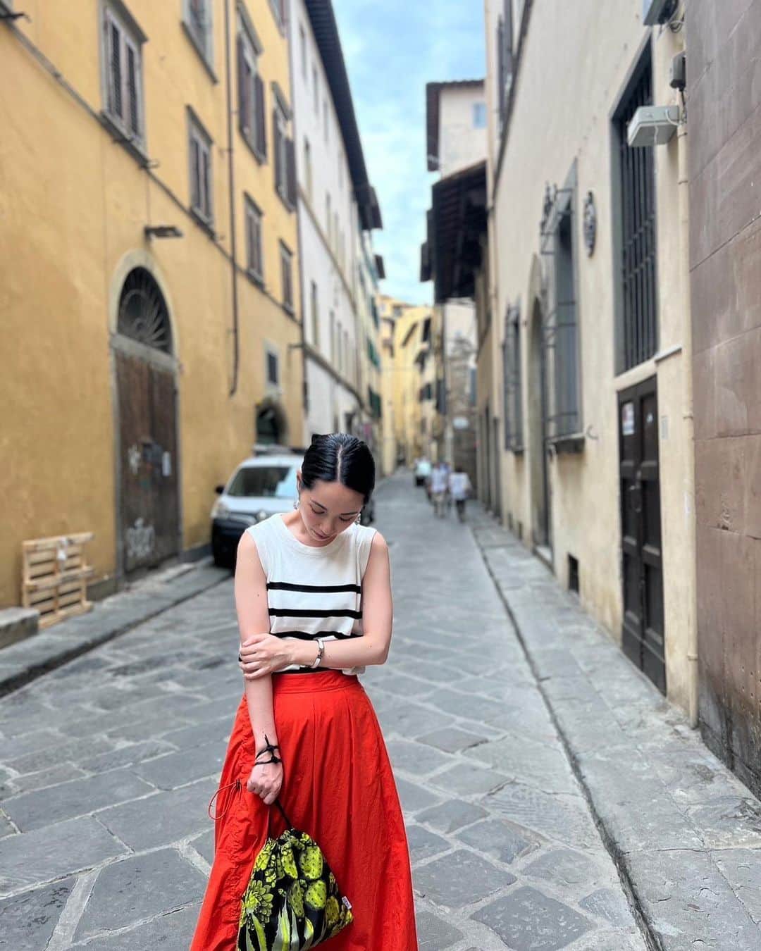 寺田有希さんのインスタグラム写真 - (寺田有希Instagram)「🇮🇹イタリアロケ記🇮🇹  フィレンツェの街は どこで写真を撮っても絵になります🖼️  ついつい、 たくさんの写真撮影をお願いしちゃいました🙏  街中が本当にキレイで、 少し歩くだけで歴史を感じます。 いつまでも歩いてたくなるくらい！ 引きこもり体質のわたしが 歩くのが苦じゃないなんて、 街が持ってるパワーの賜物ですね✊  ポンテヴェッキオと ドゥオモは外せない！ということで、 しっかり観光させていただきました☺️✨  オードリーヘップバーンが 貸し切って買い物をしたと有名な フェラガモの本店でお買い物！！！✨ は、さすがに叶わないので、 入り口で記念撮影だけ😂  ポンテヴェッキオに オーデマ ピゲがあるんですね👀✨ さすがです！！！ @audemarspiguet   イタリアには 夕食の前にアペリティーボをする文化が！！ ドゥオモを見ながら、 最高のアペリティーボをさせていただきました🥺🍺✨  控えめにいって、フィレンツェ最高です！！！  あ、 もちろん仕事ですよ！ロケですからね！！！😤笑 @brshop.jp  @brshop.jp  @guji_official   #イタリア #フィレンツェ #フィレンツェ観光 #寺田有希 #teradayuki」6月16日 21時38分 - terada_yuki