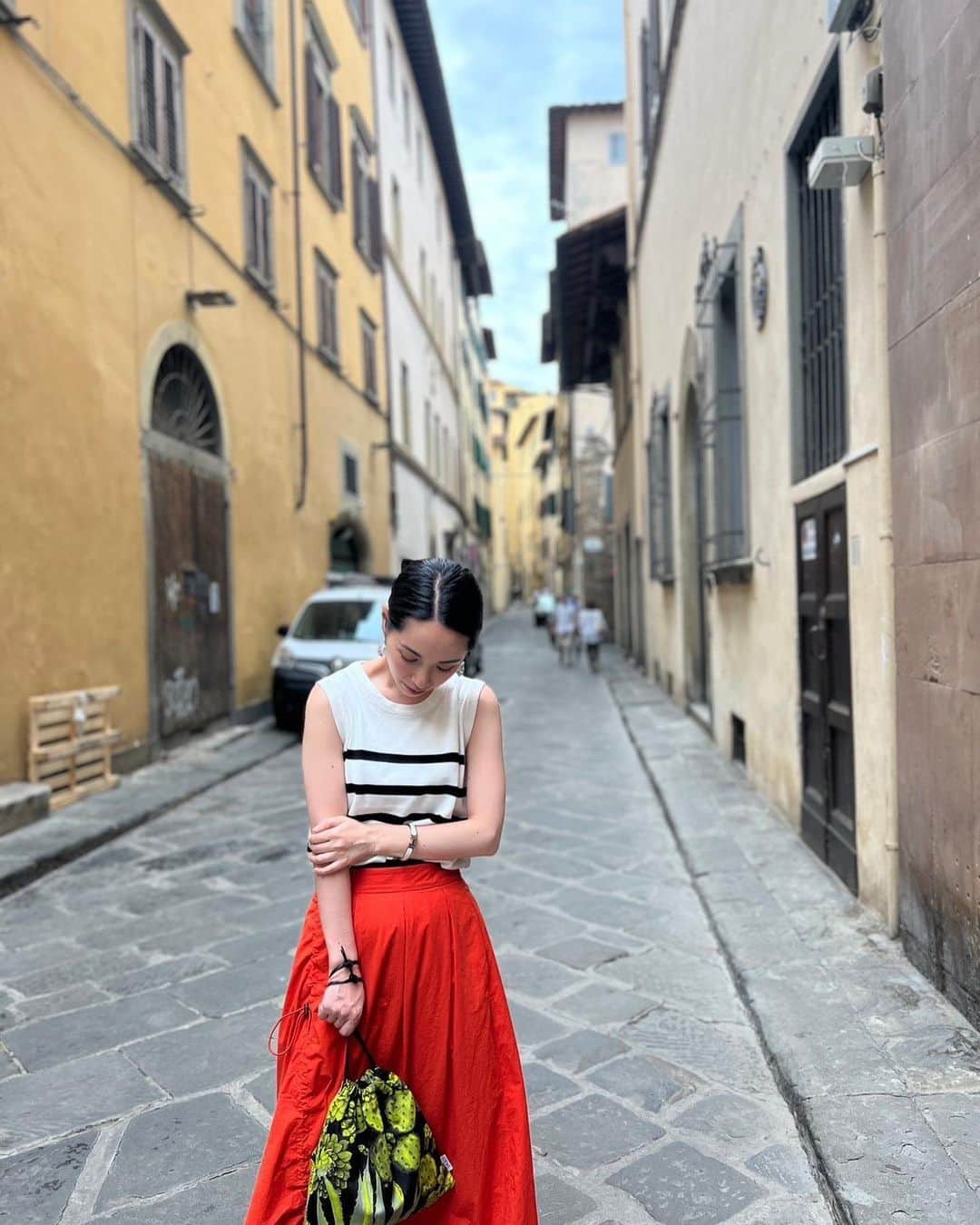 寺田有希のインスタグラム：「🇮🇹イタリアロケ記🇮🇹  フィレンツェの街は どこで写真を撮っても絵になります🖼️  ついつい、 たくさんの写真撮影をお願いしちゃいました🙏  街中が本当にキレイで、 少し歩くだけで歴史を感じます。 いつまでも歩いてたくなるくらい！ 引きこもり体質のわたしが 歩くのが苦じゃないなんて、 街が持ってるパワーの賜物ですね✊  ポンテヴェッキオと ドゥオモは外せない！ということで、 しっかり観光させていただきました☺️✨  オードリーヘップバーンが 貸し切って買い物をしたと有名な フェラガモの本店でお買い物！！！✨ は、さすがに叶わないので、 入り口で記念撮影だけ😂  ポンテヴェッキオに オーデマ ピゲがあるんですね👀✨ さすがです！！！ @audemarspiguet   イタリアには 夕食の前にアペリティーボをする文化が！！ ドゥオモを見ながら、 最高のアペリティーボをさせていただきました🥺🍺✨  控えめにいって、フィレンツェ最高です！！！  あ、 もちろん仕事ですよ！ロケですからね！！！😤笑 @brshop.jp  @brshop.jp  @guji_official   #イタリア #フィレンツェ #フィレンツェ観光 #寺田有希 #teradayuki」