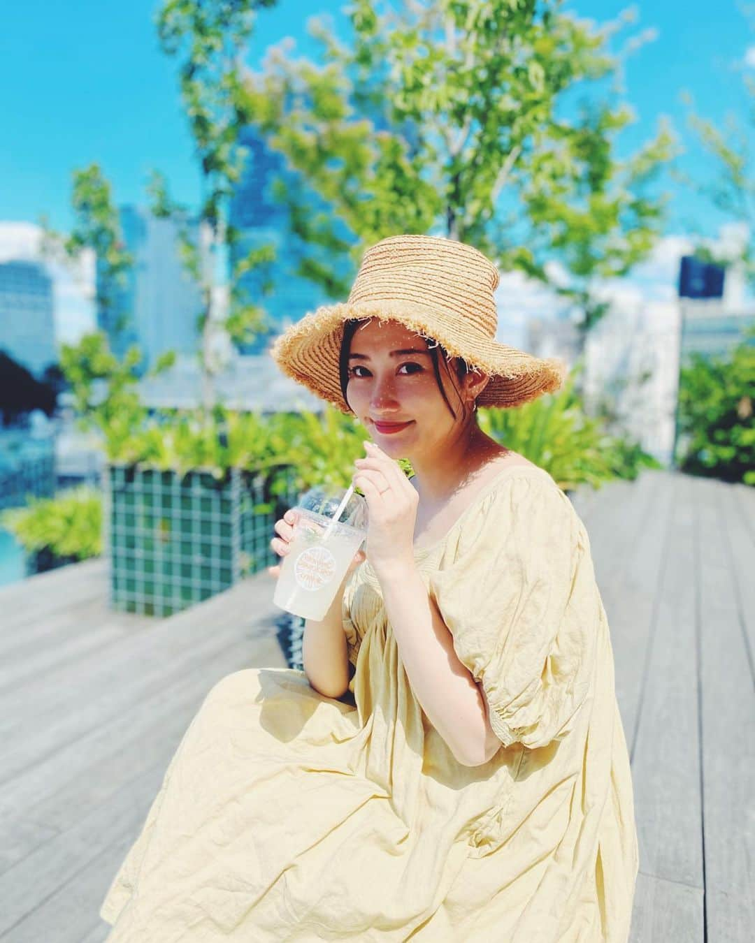 酒井景都のインスタグラム：「今日は久しぶりに晴れて日差しが強かった…⛅️ これから夏に向けて肌はますますビタミンCを欲しています。  けどビタミンCって取り入れるのがなかなか難しい。  ビタミンCは、体外へ排出されやすい特徴を持っているため、摂取量より「吸収・浸透量」が大切と言われています。    Lypo-Cは、吸収率にこだわった国内製造のリポソーム化された液状のビタミンCサプリメントです。コップ1杯の水や炭酸水に好きな量(2〜3包)を入れて溶かして簡単に取り入れることができます。  冷たくすると美味しい！蜂蜜や生姜いれてレモネードにしても良いかもしれない。お家で簡単に作れてビタミンCがちゃんと吸収されるのは嬉しいですね🍋     Lypo-Cの試飲イベントが今 原宿のWITH HARAJUKU 3Fカフェスペースで6/16〜6/18の10:00～18:00(16日のみ11:00～19:00 )で開催されています。    #Sponsored #LypoC #ビタミンチャージスポット #ビタミンC #日焼け対策 #インナーケア #美白ケア      @lypo_c_official  @katiiesakai」