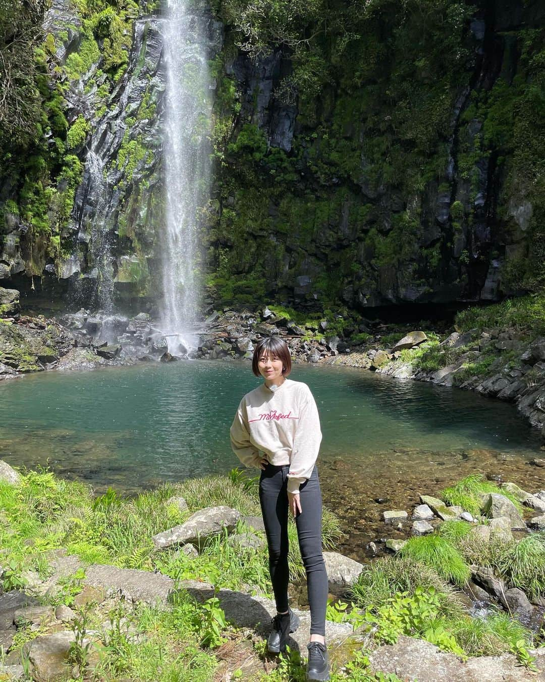 磯原杏華さんのインスタグラム写真 - (磯原杏華Instagram)「兄から番組の写真が送られてきて 何事かと思ったら 兄の友人が宮崎で番組を観て 写真を撮ってくれたらしい😆✨  #ひなとりっぷ 観てくれてるの嬉しいな🌼  これは６月放送分、八戸観音滝にて」6月16日 21時40分 - isoharakyoka_box