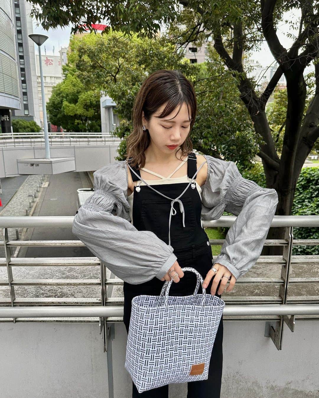 katomari. カトマリのインスタグラム：「サロペ2連続失礼いたします🤲🏻  予約始まりまして早速大人気🙋🏻‍♀️💕 そして合わせてるボレロも新作🕊  こちらは秋まで活躍する！ けどさらっとしていて夏場からも着られます🫶🏻 サロペットとの相性が良すぎた🫶🏻  2枚目の写真めちゃくちゃ脚細長く見えません？？ ほんとみんな言う通り-5kgサロペ、、！！  サロペもボレロも予約ポイント10%も対象です🉐！  #Kastane #Kastan_salopette #Kastane_bolero  #夏コーデ #夏服コーデ #トレンドコーデ  #ミディアムボブ #ミディアムヘア #ミディアムヘアアレンジ  #パーマ風巻き髪 #高身長コーデ #高身長女子 #骨格ナチュラル  #カスタネ #30代コーデ #アラサーコーデ #サロペットコーデ #サロペット #ボレロ #モノトーンコーデ #カゴバッグ」