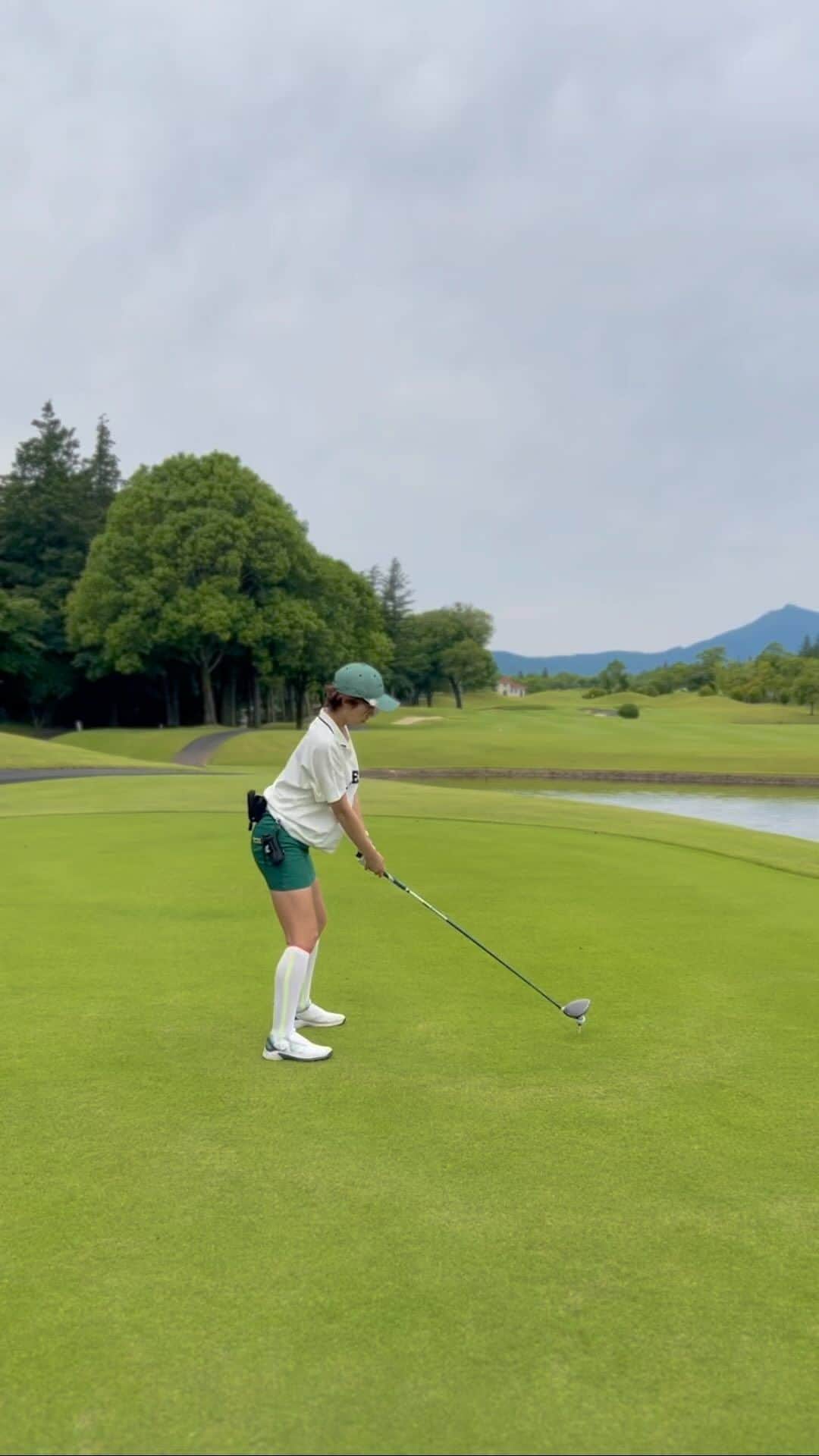 Alyssaのインスタグラム：「コースが戦略的で、ナイスシャットが池😇  #neweragolf #ニューエラゴルフ #ニューエラ女子  #instagolf #golstagram #골프스타그램　#ゴルフ #golf #골프연습 #골프 #ゴルフ女子 #女子ゴルフ」