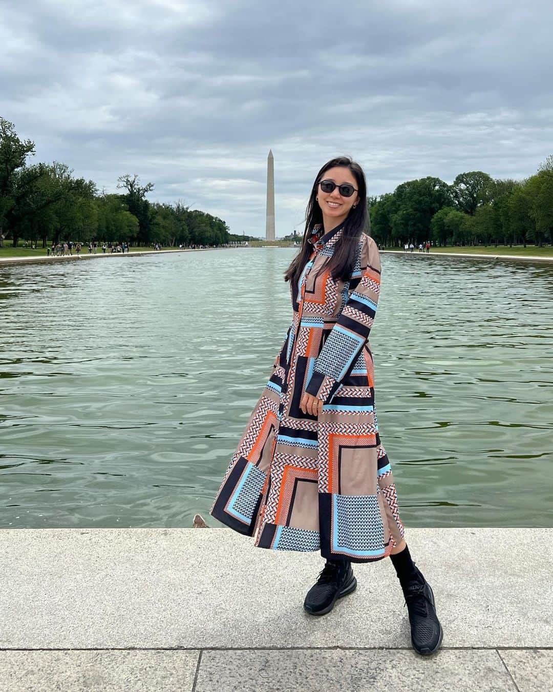 澤山璃奈さんのインスタグラム写真 - (澤山璃奈Instagram)「my first time on a motor kickboard in D.C.🛴  it was fun but I felt so scared😂  DCの続き✍️  生まれて初めて流行りの電動キックボードに乗ってみました🛴  NYでもみるけど、DCは特に多くて何処にでもあるしみんな乗ってる！  道も広いしNYより絶対安全そうだったのでいざチャレンジ❣️  アプリを登録したらすぐ使えて操作は簡単で、アトラクション気分で移動出来て楽しかったんだけど…  正直怖かったー😂！！！！笑  けっこうスピード出るし、 穴とか段差につまづいたらどうしよう！とか、誰かにぶつかったらどうしようとか、とにかく心配すぎて…笑 地蔵のように固まりながら必死で乗ってました👤笑  ずっと乗ってみたかったからこれで満足したし、私には向いてないという事がわかったので良かったです🤣👍✨  怖がりながらもどうにか無事に移動出来て、 メモリアルモニュメントやホワイトハウス、ミュージアム巡り✨  途中、可愛い鴨の親子や珍しい白いリスにも会えました🦆🐿️💕  NYとはまた全然違う雰囲気で楽しめたので、NYに来た方や住んでる方はふらっとDC行くのもおすすめです😘  🗽　#sawarina_ny   #海外移住 #アメリカ移住 #NY移住 #アメリカ生活 #NY生活 #NY #NYC #nylife #nyphoto #NYbucketlist」6月16日 21時43分 - rinasawayama