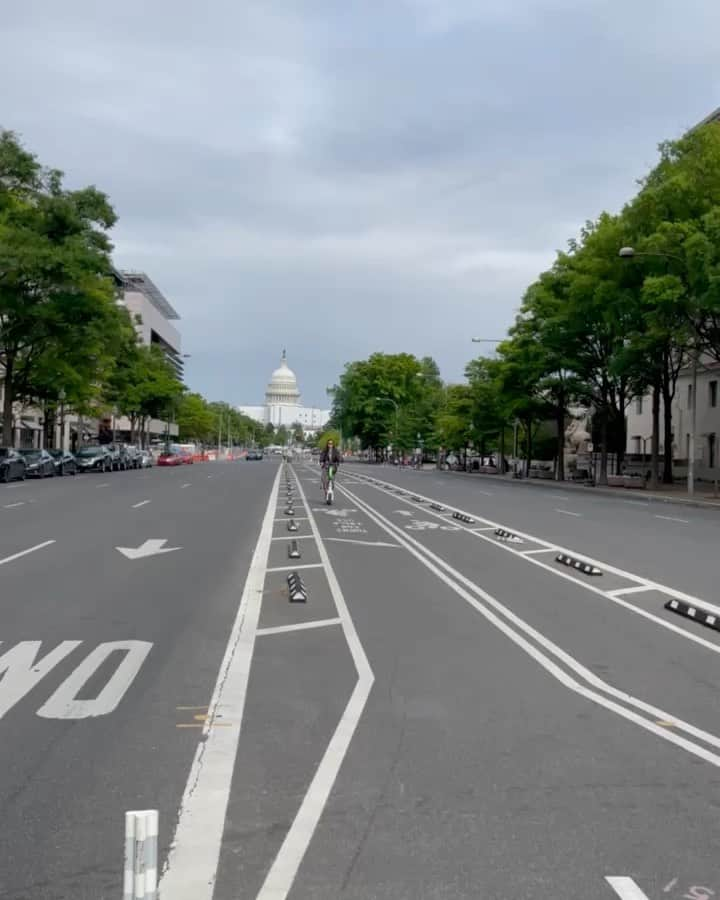 澤山璃奈のインスタグラム：「my first time on a motor kickboard in D.C.🛴  it was fun but I felt so scared😂  DCの続き✍️  生まれて初めて流行りの電動キックボードに乗ってみました🛴  NYでもみるけど、DCは特に多くて何処にでもあるしみんな乗ってる！  道も広いしNYより絶対安全そうだったのでいざチャレンジ❣️  アプリを登録したらすぐ使えて操作は簡単で、アトラクション気分で移動出来て楽しかったんだけど…  正直怖かったー😂！！！！笑  けっこうスピード出るし、 穴とか段差につまづいたらどうしよう！とか、誰かにぶつかったらどうしようとか、とにかく心配すぎて…笑 地蔵のように固まりながら必死で乗ってました👤笑  ずっと乗ってみたかったからこれで満足したし、私には向いてないという事がわかったので良かったです🤣👍✨  怖がりながらもどうにか無事に移動出来て、 メモリアルモニュメントやホワイトハウス、ミュージアム巡り✨  途中、可愛い鴨の親子や珍しい白いリスにも会えました🦆🐿️💕  NYとはまた全然違う雰囲気で楽しめたので、NYに来た方や住んでる方はふらっとDC行くのもおすすめです😘  🗽　#sawarina_ny   #海外移住 #アメリカ移住 #NY移住 #アメリカ生活 #NY生活 #NY #NYC #nylife #nyphoto #NYbucketlist」