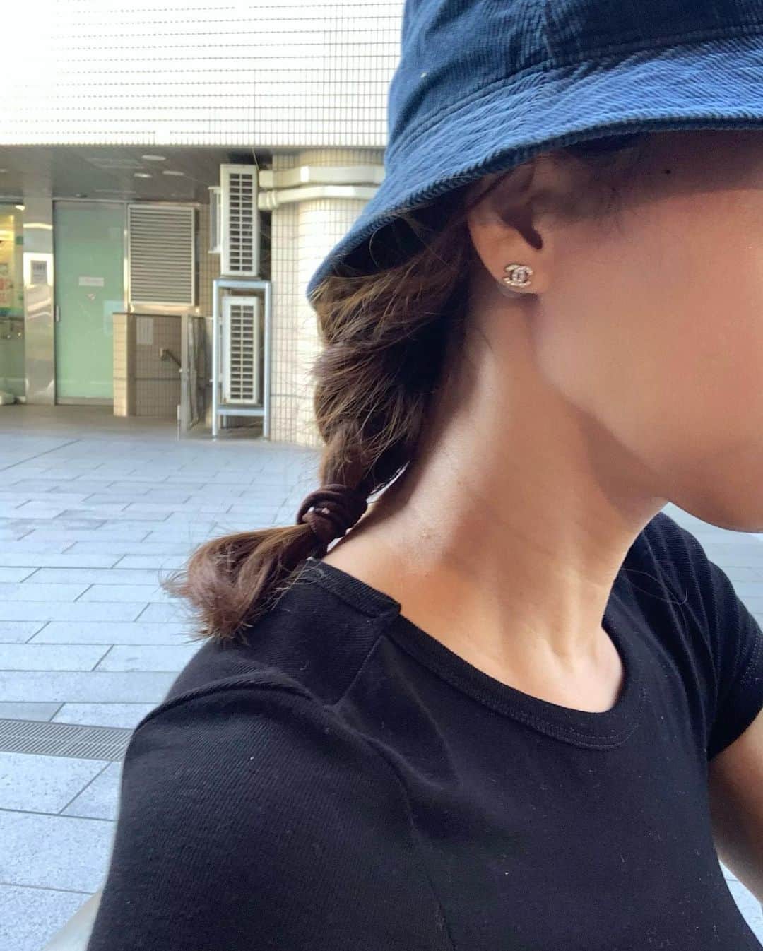 馬渕真由子のインスタグラム：「何年も、それはもう何年も前に買ったピアスをまた気分でたまに付けてます。チラッと見えるくらいが可愛いよねと思ったり。  夏になるとなぜか黒い服着たくなるんですがその心は一体なんなんでしょう😶」