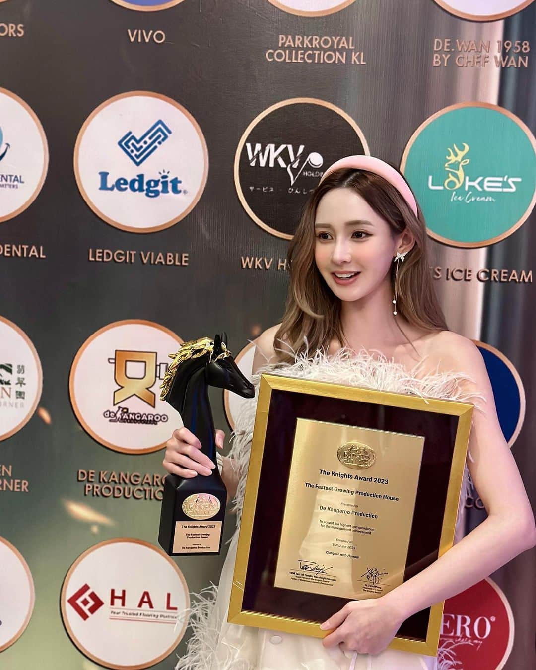 Yumi Wongのインスタグラム：「感謝 @theknightsaward 的認可🏆❤️ 公司 @de_kangaroo_production 成立快3年啦！希望可以帶出更多更好的電影作品給大家！繼續努力，fighting！🌟」