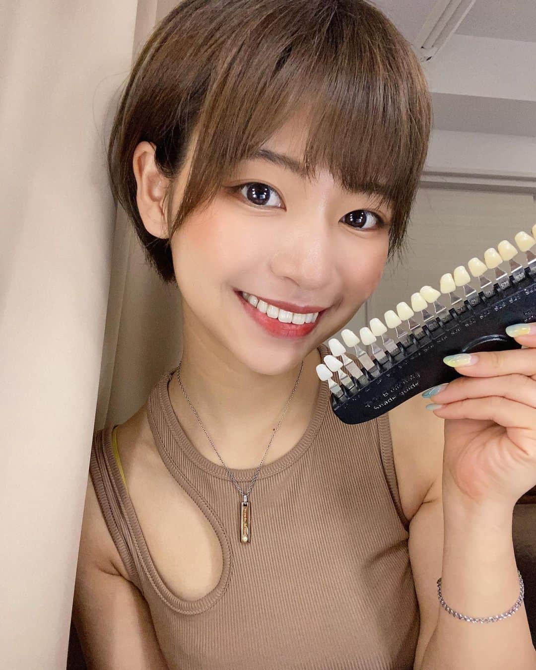 小坂田純奈のインスタグラム：「歯がどんどん白くなってる☺️🔥  最初は38トーンだったのに、 今は4〜8トーンで30トーン以上明るくなったのすごくない？  #ホワイトニング #ショート女子」