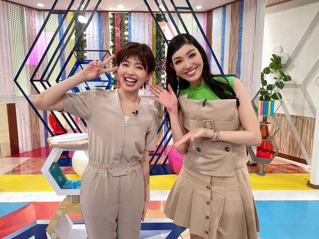 林マオのインスタグラム：「ネタバレMTG  土曜おひる11時55分〜💚  ネタバレ初登場の アンミカさんと💚🧡  衣装の色被ってしまった…🤦‍♂️  それなのに、 マオちゃん似合ってるわぁと 褒めてくださるアンミカさん🥲  会えると元気いただきます💚  明日もアンミカさんワールド全開🌈見てね🤣  #読売テレビ#ネタバレMTG#アンミカ さん」
