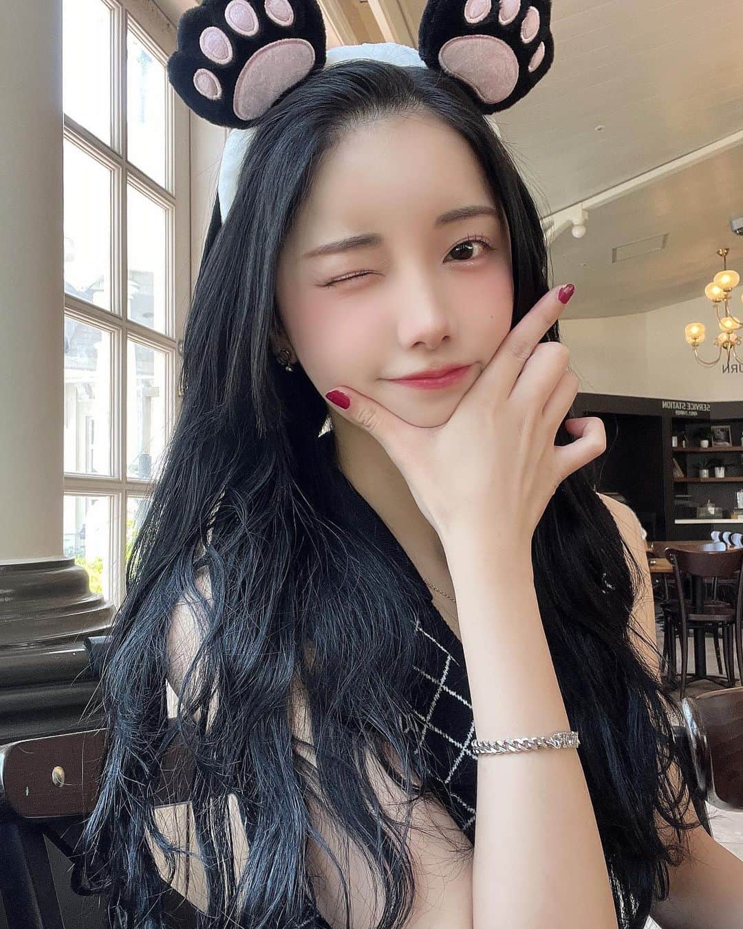 えみ姉のインスタグラム：「ㅤㅤ 2週連続大好きな二人に会えて嬉しい♡ ㅤ 遊園地いったけど暑さえぐくて 3人バテバテ...でも楽しすぎた🥹💕 ジェットコースター死ぬほど怖かった。笑 ㅤ 언니,오빠 사랑해~~~~🫶🏻🩷 ㅤㅤ ㅤ ㅤ #韓国旅行 #韓国 #ソウル #ソウル旅行 #dior #darich #miumiu」