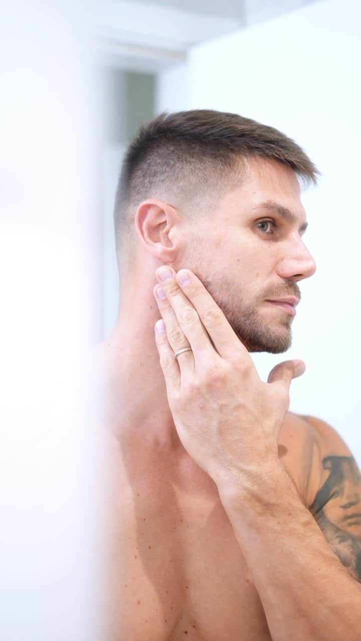 Jonas Sulzbachのインスタグラム：「Pessoal, quero compartilhar uma dica incrível com vocês!!! O Hyalu Aqua Stick de @oficialadcos é meu aliado quando o assunto é praticidade e máxima hidratação. Ele é o 1° Ácido Hialurônico que preenche as ruguinhas e hidrata profundamente. Tem uma aplicação super fácil e muito refrescante. Além de ser o único com 4 tipos de ácido hialurônico + 2 bioestimuladores 😉  publicidade」