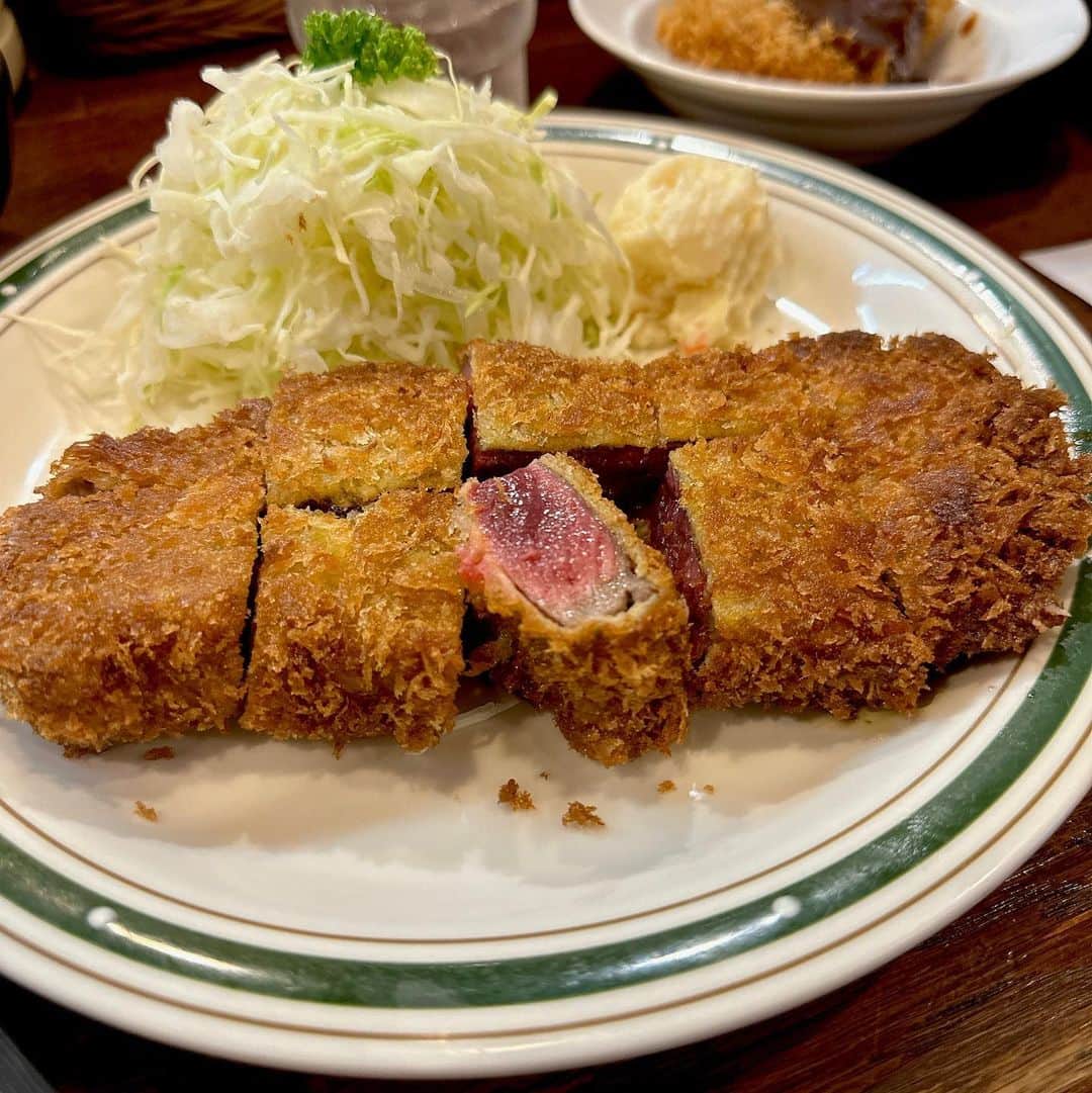 休日課長さんのインスタグラム写真 - (休日課長Instagram)「洋食エリーゼ復刻メニュー「ビーフカツ」が気になって本当に昨晩眠れなかったので行って参りました。最高。肉と衣がもう。ごちそうさまでした！」6月16日 21時55分 - kyujitsu_kacho