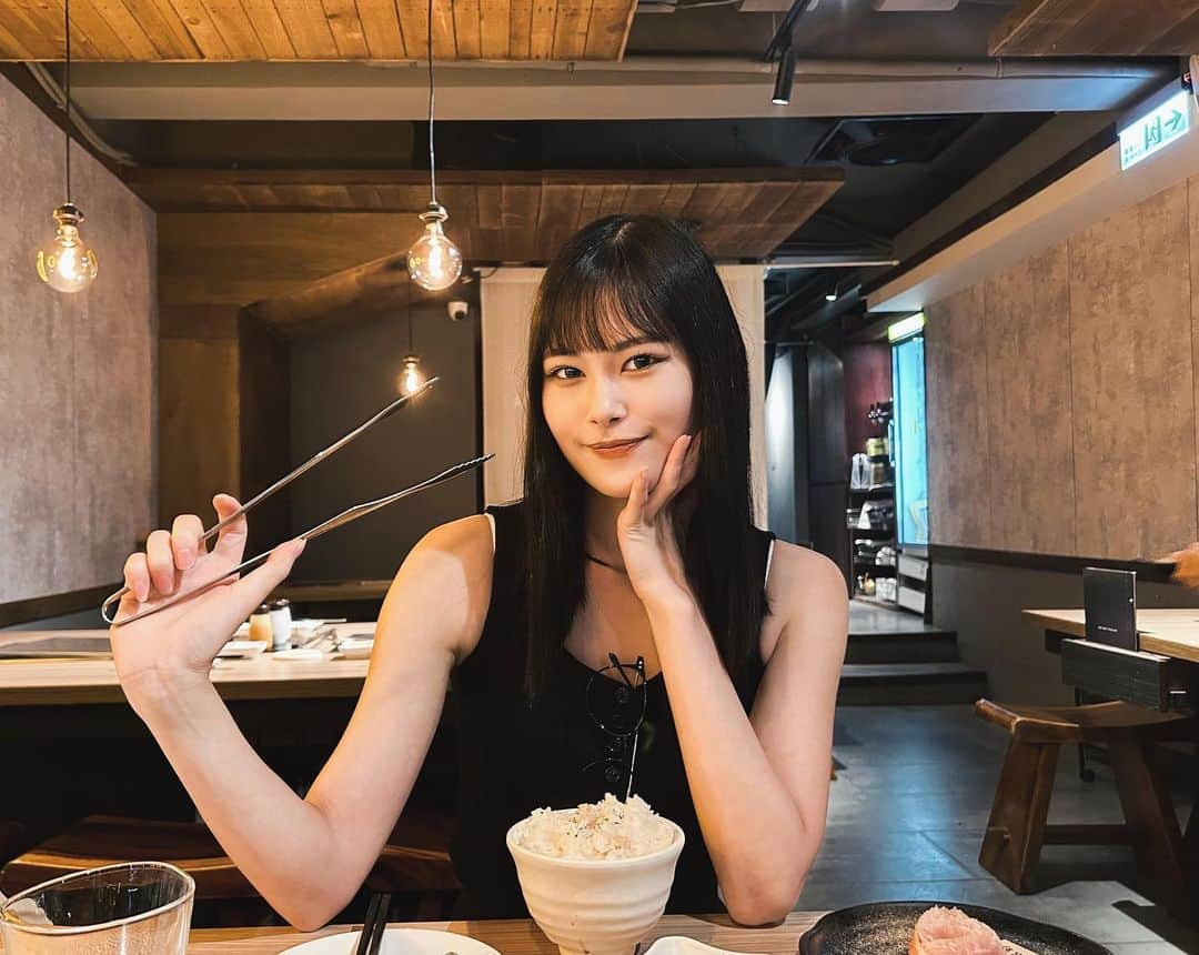 小山美玲のインスタグラム：「最喜歡吃燒肉😍 抱歉今天遲到了嘿嘿 おいしーおいしーやきにくたーん！  開放留言你最喜歡吃的肉👇 我是横隔膜🤤  #akb48teamtp #beerking  #燒肉 #永和美食」