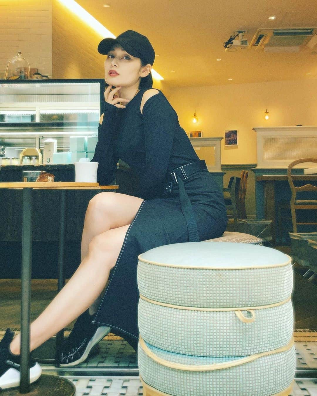 佐藤乃莉のインスタグラム：「今日は晴れたね☀️  #outfit#キャップ#足#黒コーデ」