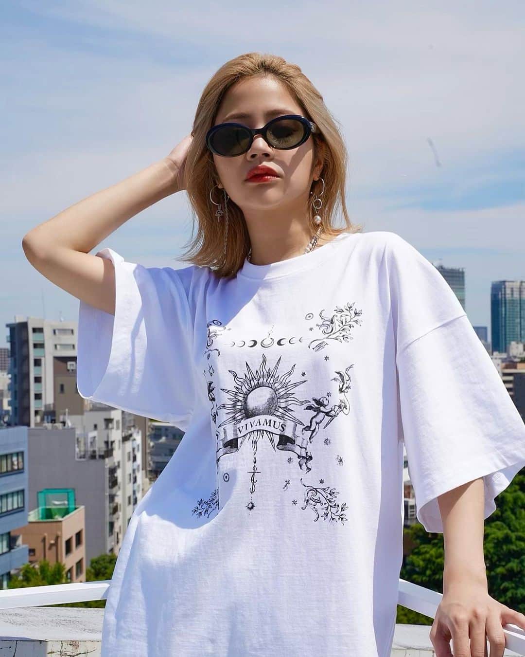 hibikiのインスタグラム：「@vivamus_official  Tシャツコレクション販売スタートしました♡  夏楽しみ🥹🌞🌈  ゲットしてね🩵🩵🩵」