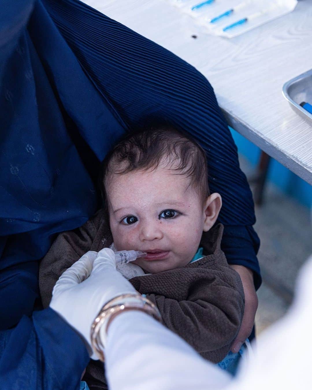 unicefのインスタグラム：「Every drop bring us closer to a polio-free world.  Munira brings her baby, Ali Sina, to be vaccinated at a UNICEF-supported health centre in Afghanistan.  UNICEF supports health workers and health centres to make sure every child has access to vaccines.  © UNICEF/Bidel」