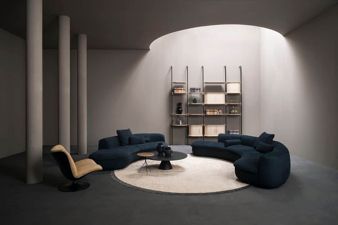 Baxter Japan / バクスター ジャパンのインスタグラム：「【 Baxter's Living Room 】  カーブがかかっており どこか優しい印象を与える「PIAF」を用いた リビングシーンをご紹介いたします。  SOFA：PIAF ARMCHAIR：MARILYN SIDE TABLE：JOVE / LIQUID  【 Baxter Tokyo 】 東京都港区南青山4-18-16 フォレストヒルズ WESTWING B1F Tel：03-5413-8913　Mail：info@omobito.jp Store : 11:00～18:00 (※水曜日のみ事前予約制)  . . .  #baxter #baxtercinema #baxtermadeinitaly #baxterjapan #baxtertokyo #leather #interior #interiordesign #interiorstyling #furniture #lifestyle #design #バクスター #バクスタージャパン #インテリア #家具 #インテリアデザイン #ラグジュアリーインテリア #ラグジュアリー #レイアウト #ライフスタイル #デザイン #リビング #ソファ #チェア #テーブル #レザー #ヌバック #豊かな暮らし #家具コーディネート」
