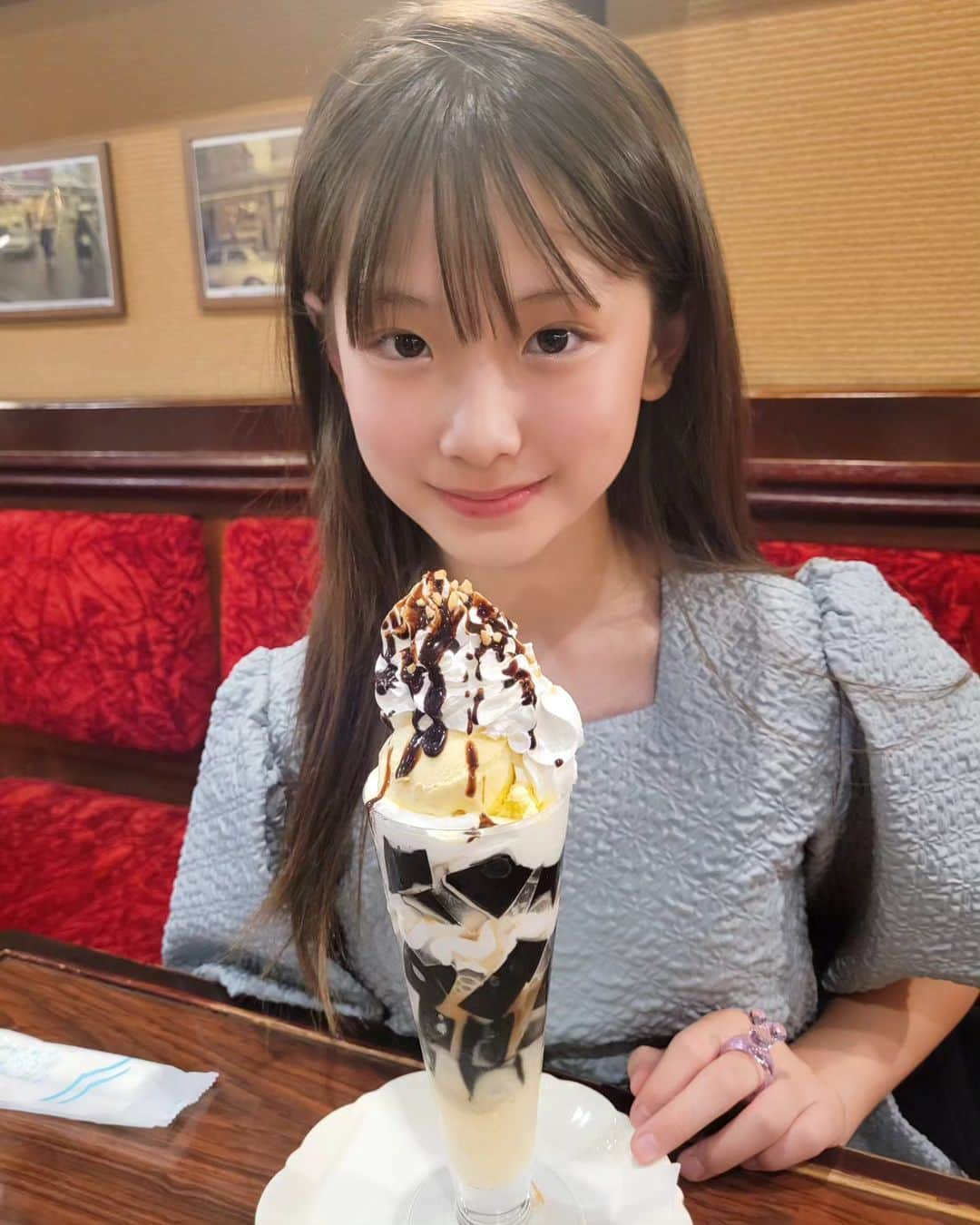 ひなさんのインスタグラム写真 - (ひなInstagram)「♡⁡ ⁡レトロな喫茶店でひなとスイーツタイム☕♡⁡⁡ 学校であったことや将来の夢の話、⁡ ⁡自分の想いなど色々お話してくれるので⁡ ⁡それを聞くのがとても楽しいし幸せな時間✨⁡ ⁡.⁡ ⁡トトと2人で映画🧒🏻、ひなと2人でカフェ巡り⁡👧🏼⁡ ⁡が定番になってきました😊⁡ ⁡いつまで一緒に行ってくれるかな🥹 ⁡」6月16日 22時00分 - h.t_mom