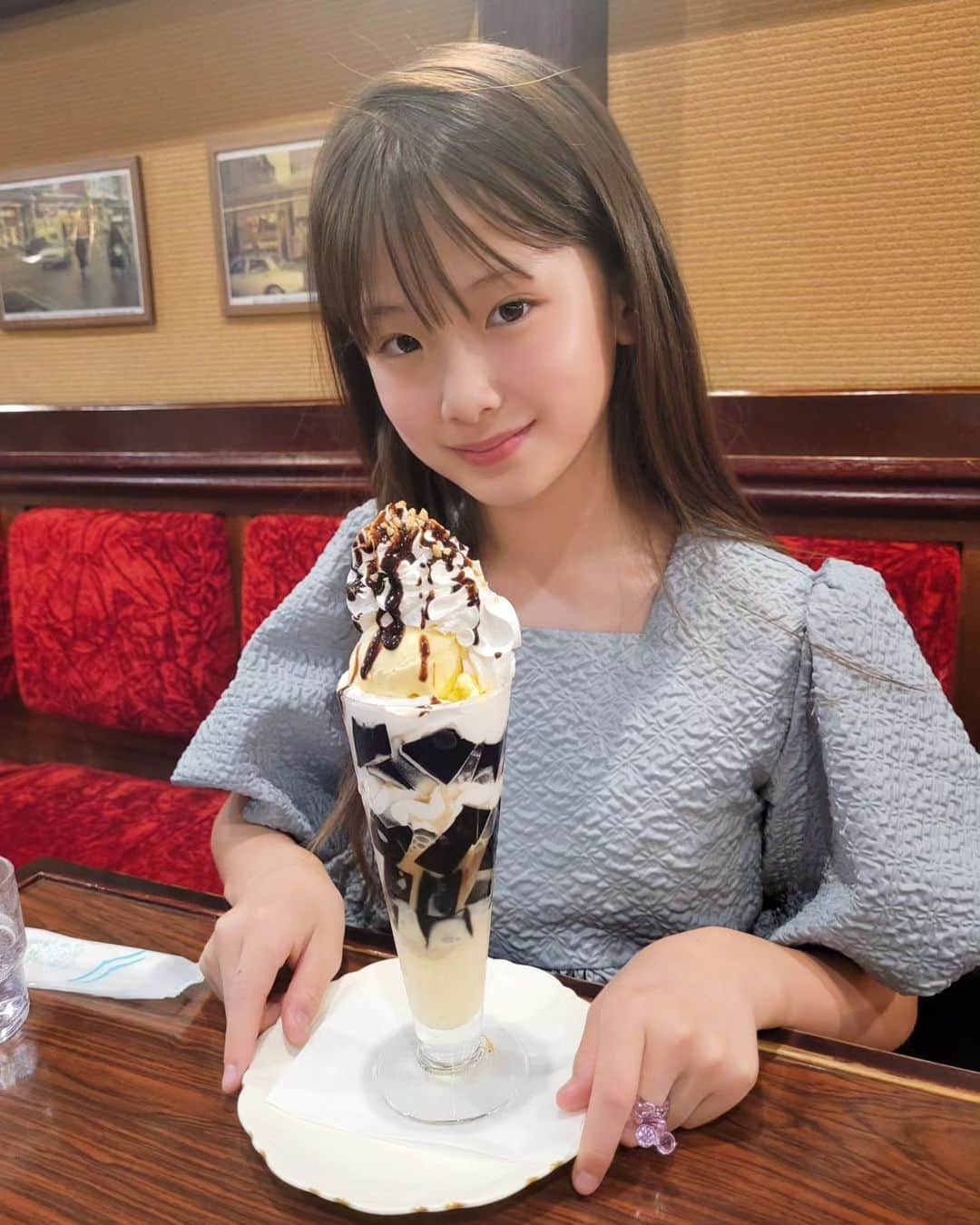 ひなのインスタグラム：「♡⁡ ⁡レトロな喫茶店でひなとスイーツタイム☕♡⁡⁡ 学校であったことや将来の夢の話、⁡ ⁡自分の想いなど色々お話してくれるので⁡ ⁡それを聞くのがとても楽しいし幸せな時間✨⁡ ⁡.⁡ ⁡トトと2人で映画🧒🏻、ひなと2人でカフェ巡り⁡👧🏼⁡ ⁡が定番になってきました😊⁡ ⁡いつまで一緒に行ってくれるかな🥹 ⁡」