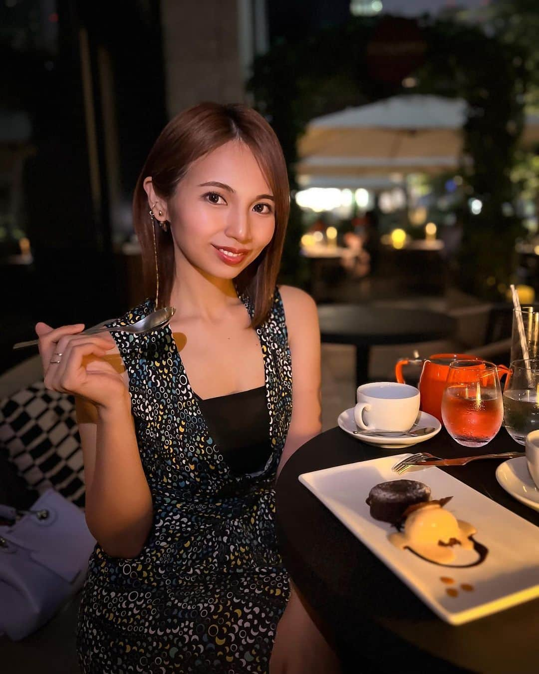 DJ Cellyのインスタグラム：「美味しかったディナー😋 @scarpettatokyo 🍝  去年、NYから日本に初上陸したモダンイタリアンのお店🗽 ずーっと気になってて、やっと伺えました！！  感想は…思ってた以上にかなり美味しい🥹お料理はもちろん、パンが美味しい。しかも付け合わせのバターがただのバターじゃなくてマスカルポーネが使われたバターでそういう細かいところもポイントが高い。 フォカッチャと、ベーコンチーズバジルが練り込まれたパンで パン屋さん別でオープンしてほしいくらい美味しかった。笑  前菜から水蛸のカルパッチョのようなお料理は柚子がふんわり香って美味しいし、何より下に薄くひいてあるマッシュポテトが素晴らしかった。 リブの煮込みはとろけるほど柔らかくて付け合わせのリゾットは珍しい味付けで新鮮。 そしてシグネチャーのトマトバジルスパゲッティがめちゃ美味しい。トマトの甘さと、バターのコクと、少し太めなスパゲッティが本気で美味しかったです🥹 メインの豚ヒレローストもしっとり美味しくて、バランスが良いコースでした❤️‍🔥  デザートは席移動してテラスで。 このテラスが居心地かなり良くて長居出来たのも良かったなあ🤤🙏  とても良いお店を発見してしまったので投稿🖋久しぶりのセリログでした🍴  #神谷町グルメ #scarpetta #scarpettatokyo #スカルペッタ #スカルペッタ東京 #神谷町ディナー」