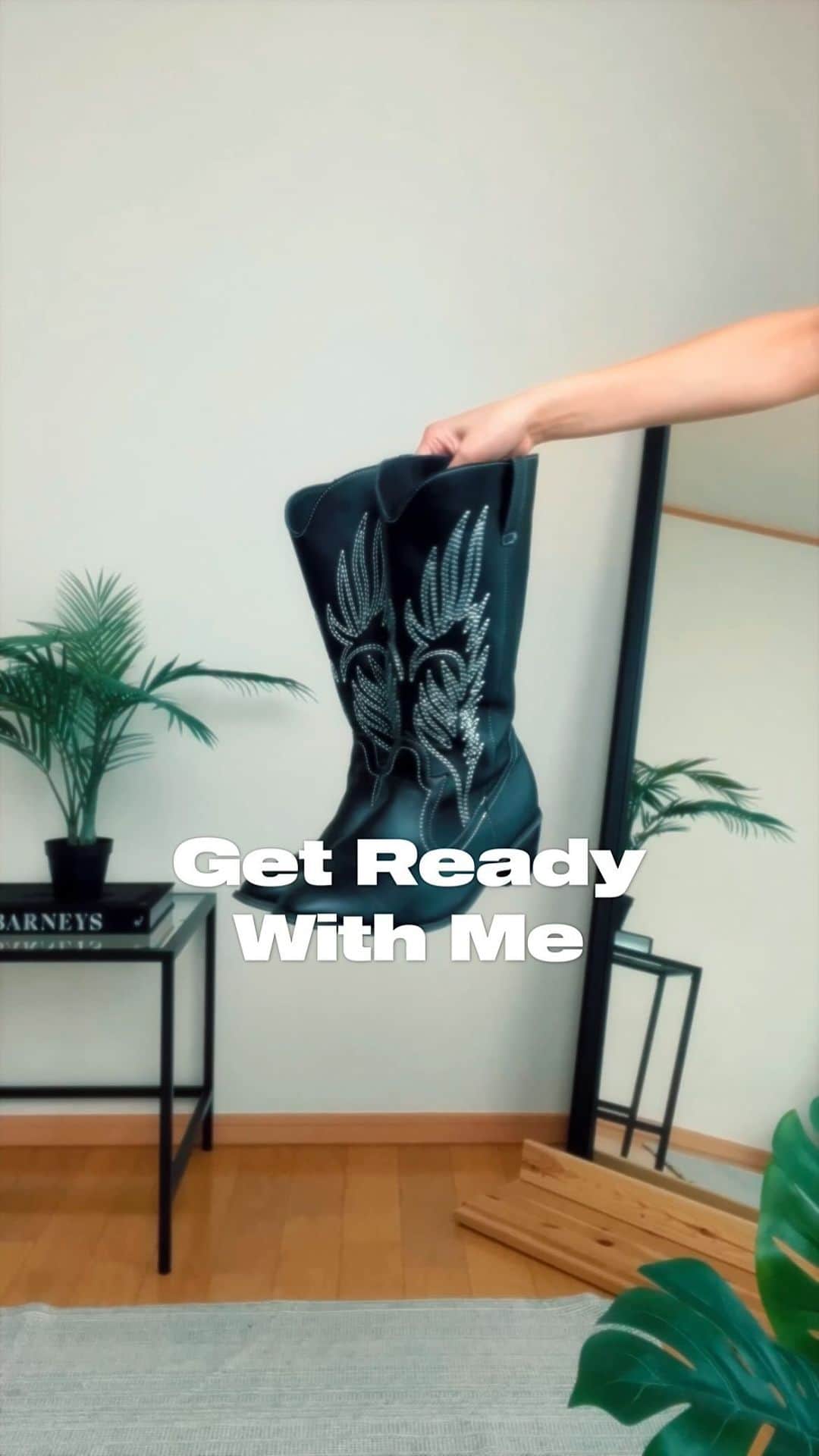 のインスタグラム：「still thinking about was it better with boots out or not….」