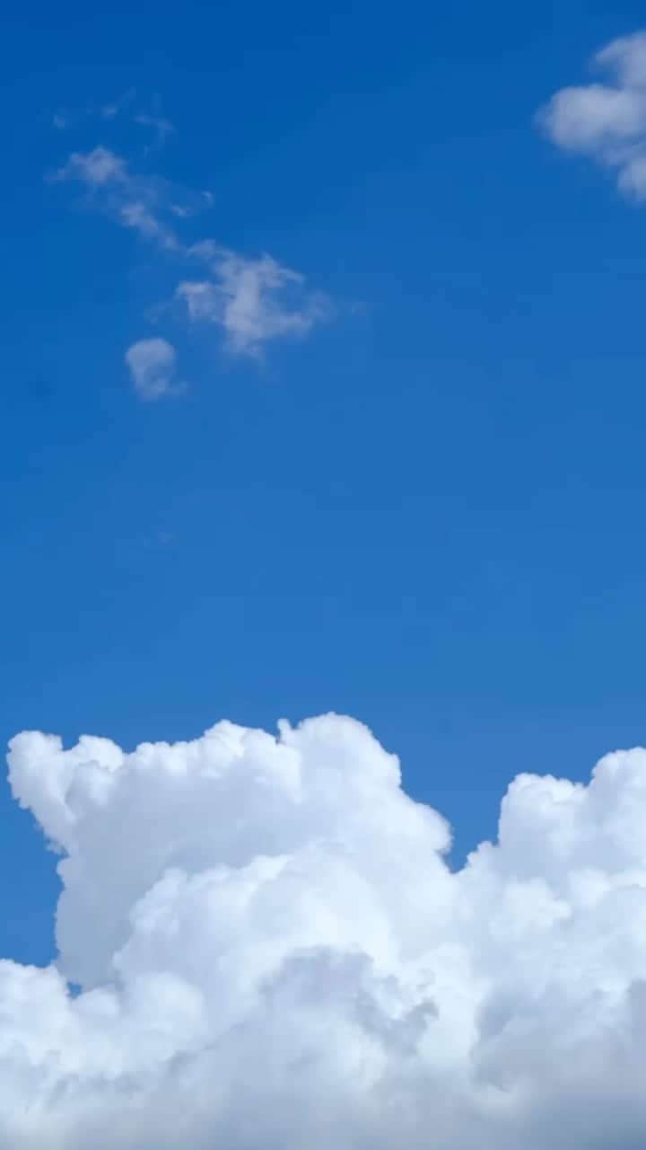 菊池真以のインスタグラム：「#きょうの空色　#ときめく雲図鑑  1日だけで、たくさん楽しめました💓 さぁ、週末は暑くなりそうです🙌💦」