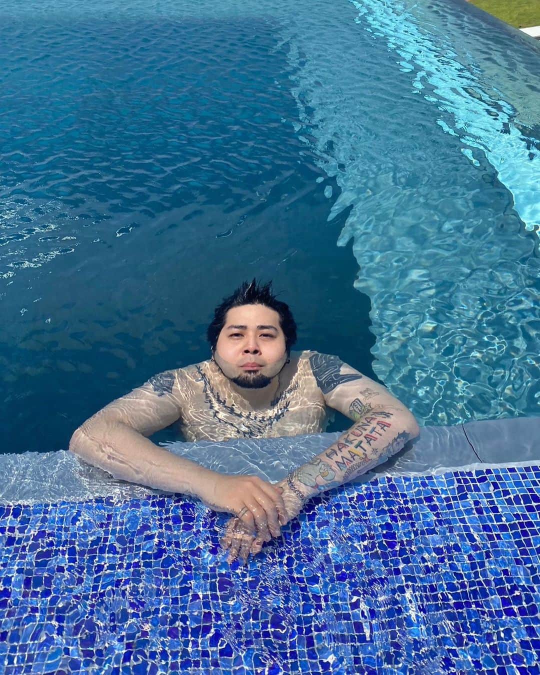 のインスタグラム：「チェジュ島のプールは何撮っても映えるって聞いたけど⁉️⁉️⁉️🏊🏝️   思ってた映えと違いますね⁉️⁉️⁉️（めっちゃ楽しかった🫶🏻💙）  #チェジュ島 #プール #amberpurehill #엠버퓨어힐호텔앤리조트 #これっ映えてるん？ #これっきりサマー #夏コーデ #絶対乳首隠し隊」