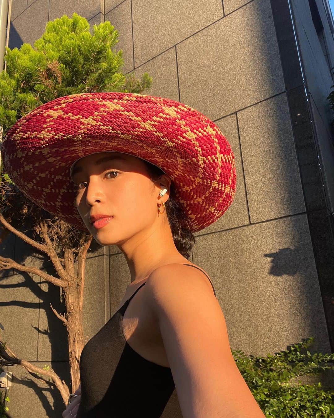 福内櫻子さんのインスタグラム写真 - (福内櫻子Instagram)「可愛すぎる帽子に浮かれた金曜日🫶 夏気分のmusic もね♫」6月16日 22時05分 - sakurako_fukuuchi