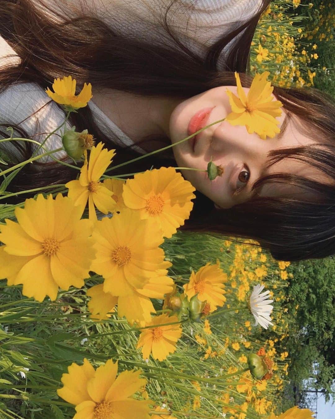 ユンジュのインスタグラム：「꽃 옆에서 수줍어지는 편」