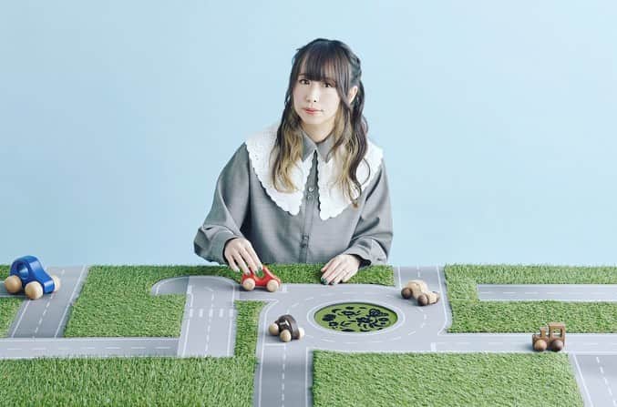 やなぎなぎのインスタグラム：「Roundaboutのアーティスト写真で、10の形を模したラウンドアバウト型の道路と車を私が「家に飾りたいくらい可愛く作ってもらった」というような事を話していたのを覚えていてくださったファンの方がいらっしゃって、ミニサイズなら飾れるのではと手作りしてくださったもの。 とても精巧に作られていてすごく可愛いです🚗 いつも素敵な贈り物やお手紙を本当にありがとうございます✉️✨  I received this lovely miniature artwork from a fan. She remembered that I had said that I wished I could display the objects I used in my artist photo in my home, and she thought “if I made them smaller, Nagi could display them.” This artwork is so elaborate and so cute🚗 Thanks to all of you who always give me great gifts and messages ✉️✨」