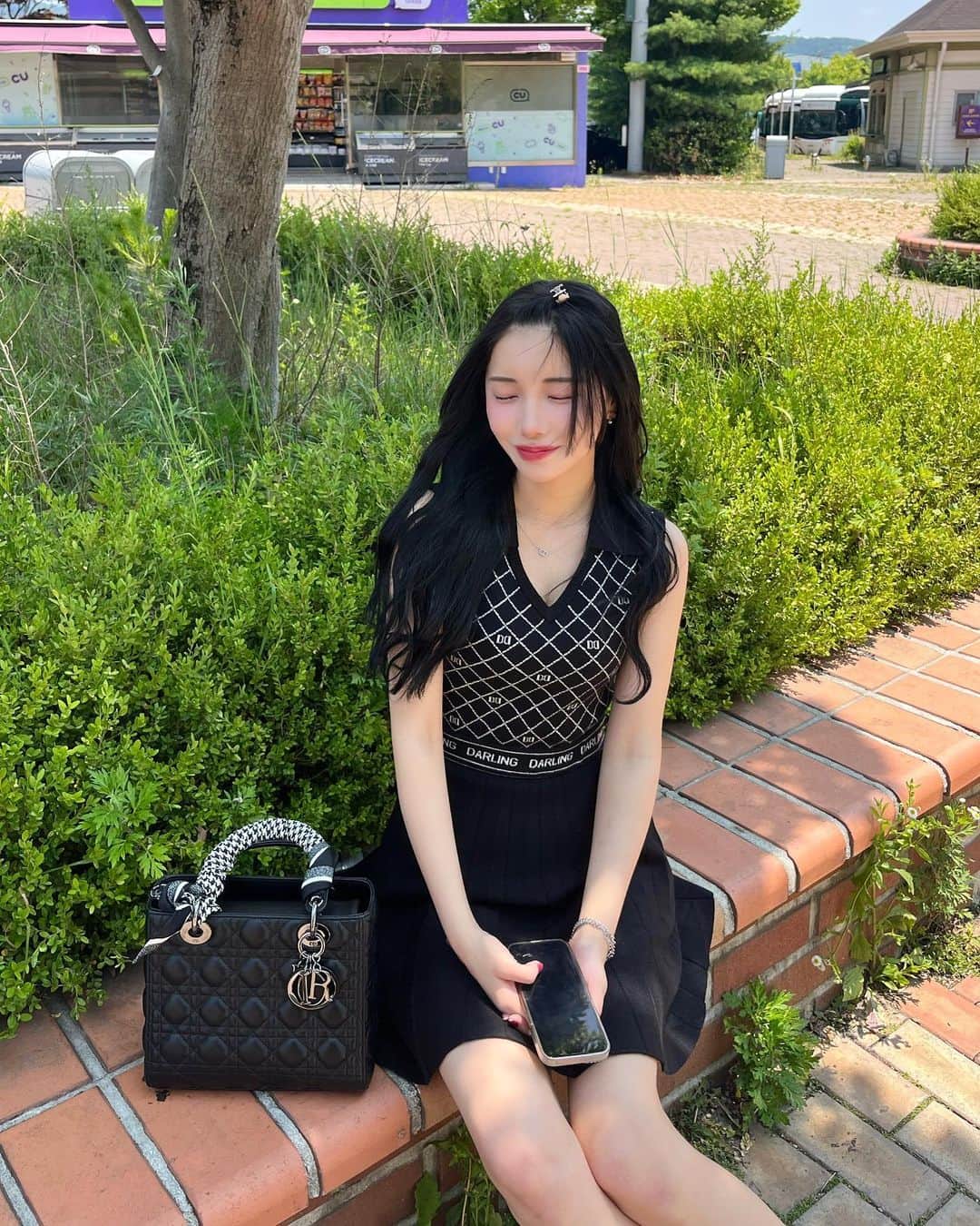えみ姉のインスタグラム：「ㅤㅤ このバッグしか持ってきてないのに このワンピ持ってきてしまって 暑いからって理由でたまたまおでこも出してたら 思いがけず派手な格好になってしまった日...🥲笑 ㅤ ㅤお気に入りばっかだからまぁいい♡ ㅤ @darich_official ばっかり着てる💋 サイズ感が好き♡ ㅤㅤㅤ」