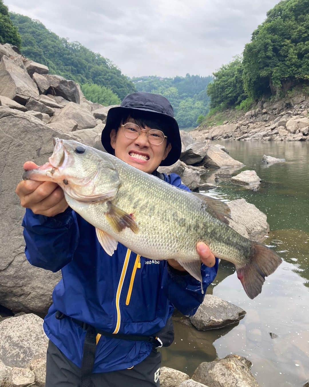 亜生さんのインスタグラム写真 - (亜生Instagram)「でかいーー！！！またやりました！推定50センチ！まさにクールアングラーズアワード！！ 褒めて！！！これすごいことやねん！！！ ほんで僕、釣れた後こんな顔なるん？！もうキマりまくってるやん！！！怖！！  #ブラックバス #一日中釣り #バス釣り #嬉しすぎて #目バキバキ #口パサパサ #頭皮ジトジト #推定50センチとさせてください #推定です！ #クールアングラーズアワード #俺こそがクールアングラーズアワード #ミスタークールアングラーズアワード #ダイワ #ジリオンHD #ブラックレーベルトラベルc73h5  #バス釣り最高 #魚と俺との根比べ #粘り勝ち！」6月16日 22時07分 - aseihurricane