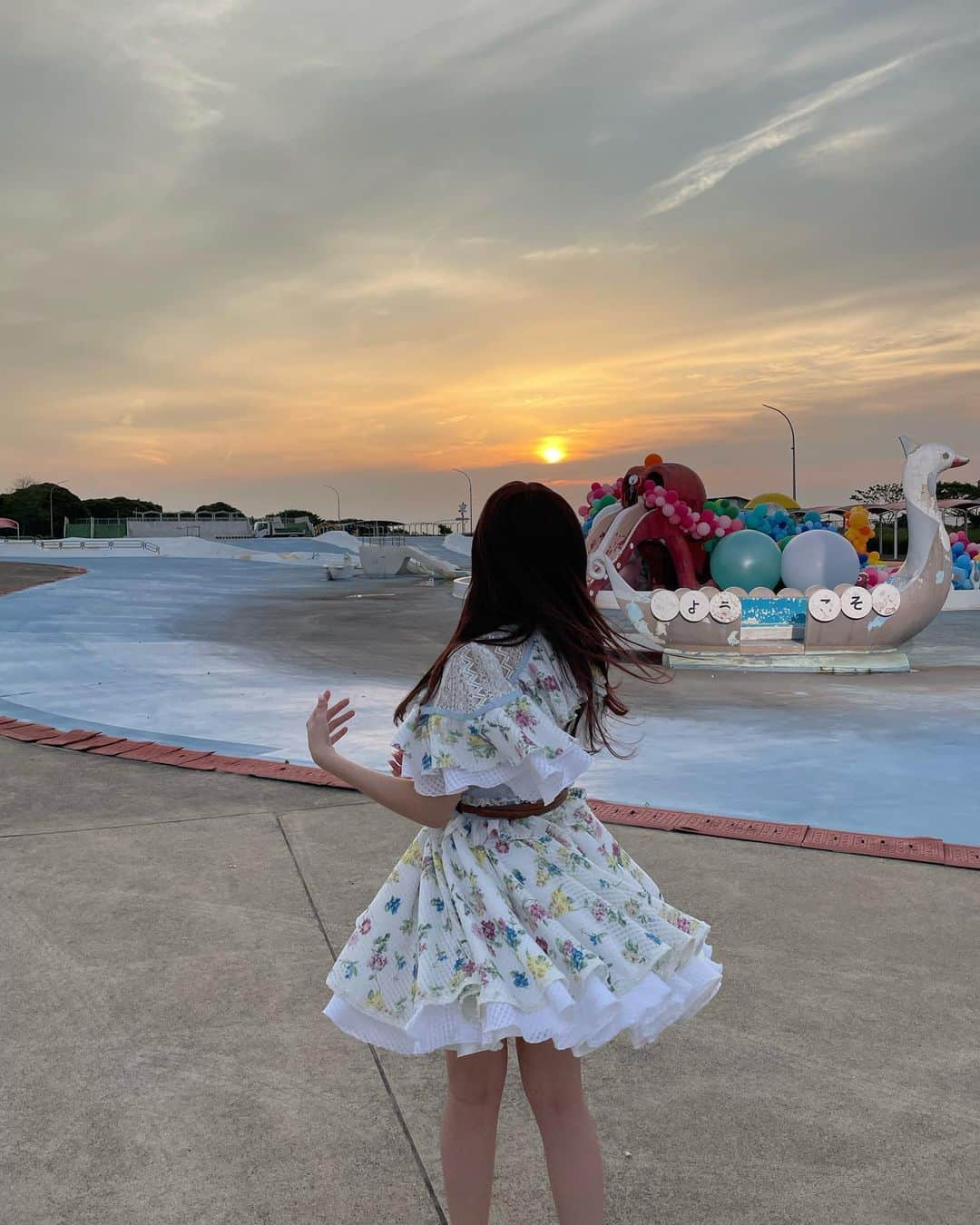 太田彩夏のインスタグラム：「・ 夕日が綺麗だった🪄🫧  #ske48 #newsingle #idol #好きになっちゃった  #富津公園ジャンボプール #富津市」