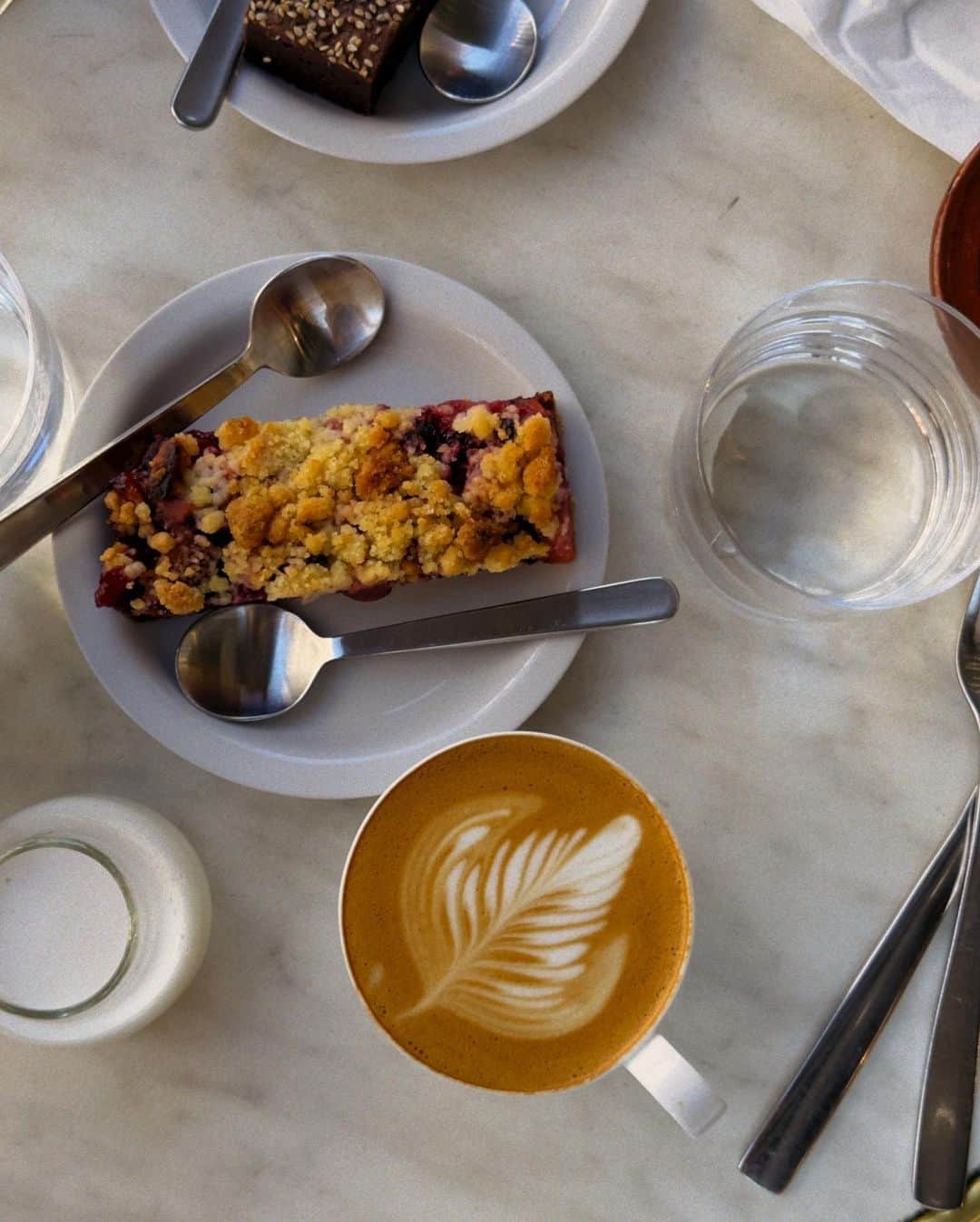 アリス・ガオのインスタグラム：「a staple every visit 😋 (love how much ingo maurer is in this city too)  @studioxkitchen」